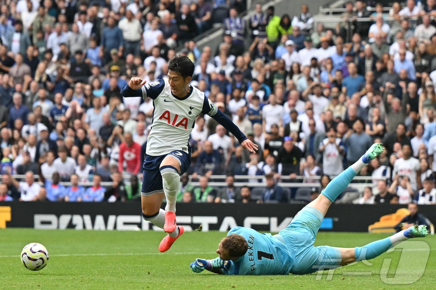 본문 이미지 - 드리블 돌파하는 손흥민 ⓒ AFP=뉴스1
