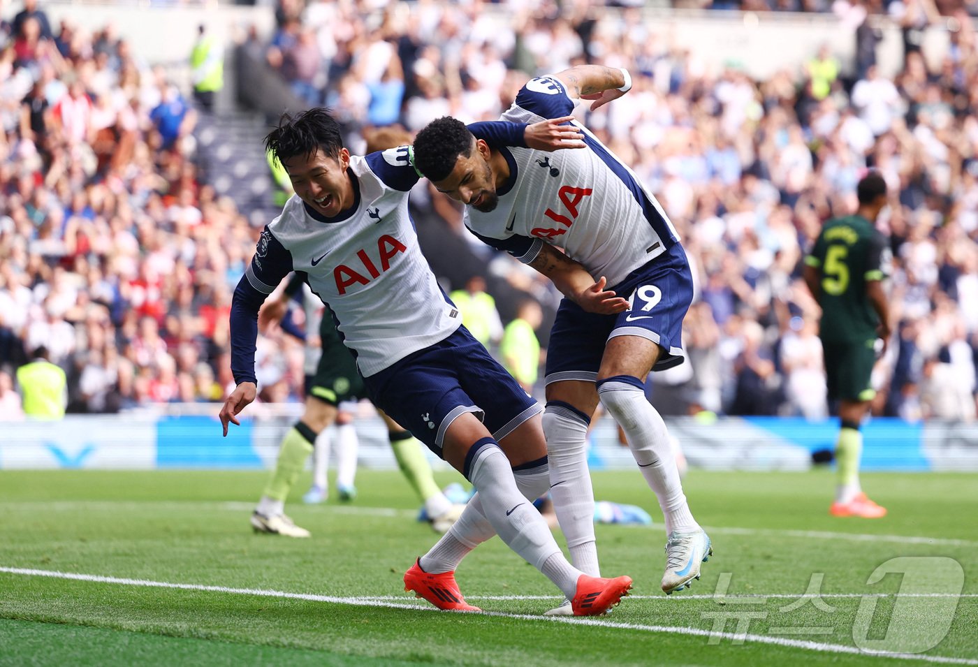 본문 이미지 - 손흥민(왼쪽)과 함께 기뻐하는 솔란케 ⓒ 로이터=뉴스1