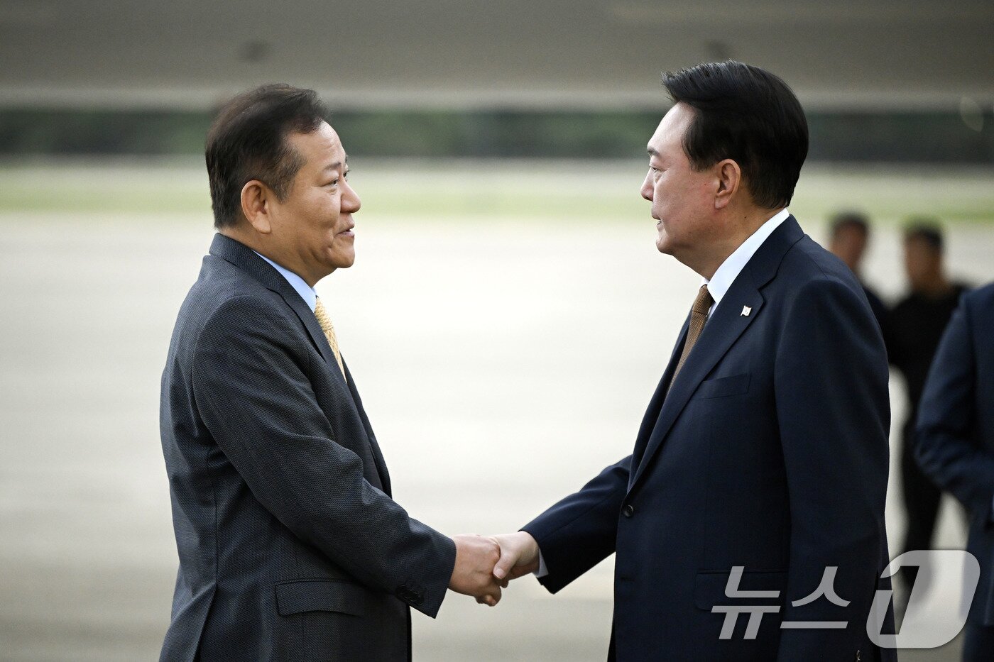 본문 이미지 - 2박 4일간의 체코 공식 방문을 마치고 귀국한 윤석열 대통령이 22일 성남 서울공항에서 마중 나온 이상민 행정안전부 장관과 대화를 나누고 있다. (대통령실 제공) 2024.9.22/뉴스1 ⓒ News1 박지혜 기자