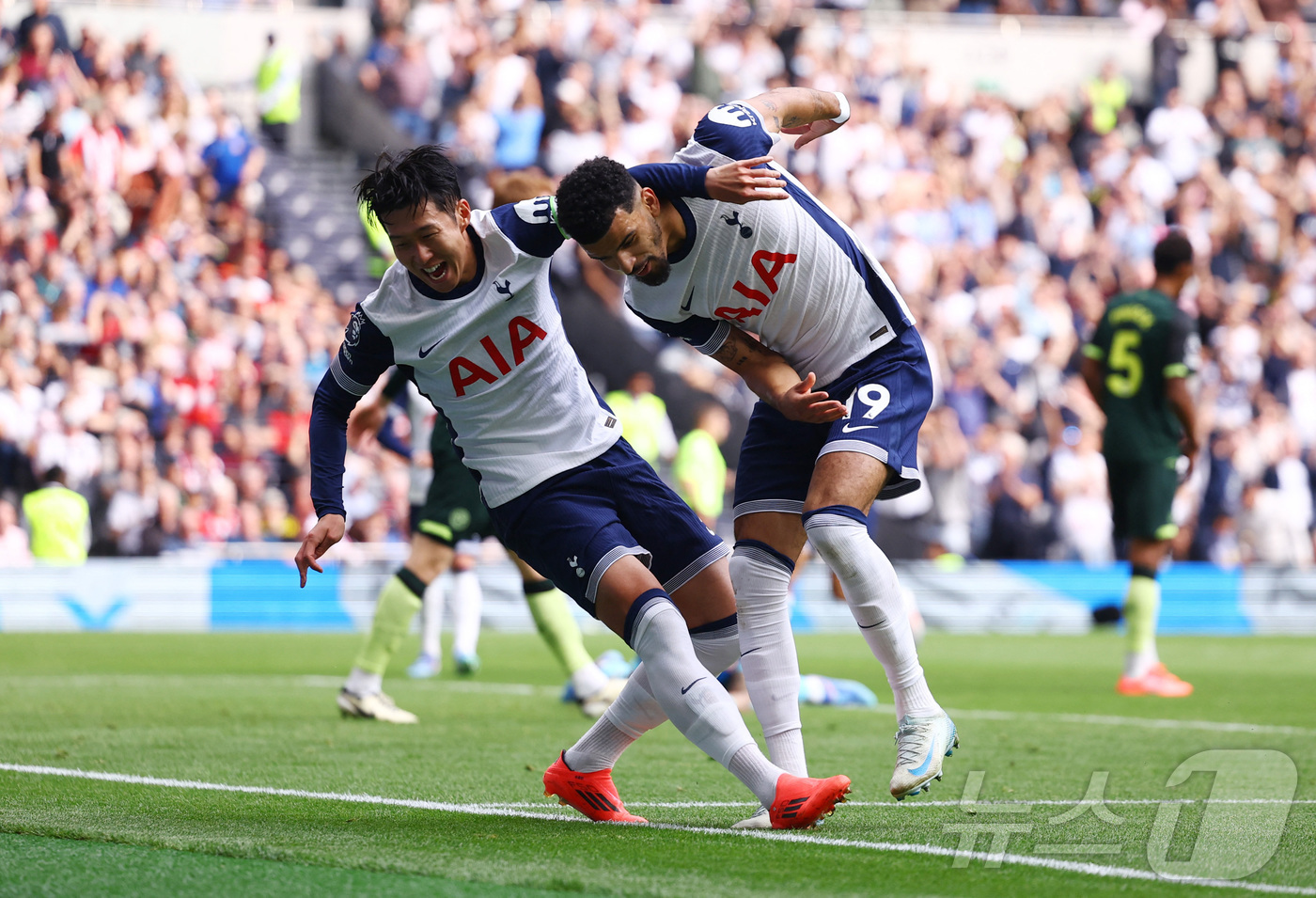 (런던 로이터=뉴스1) 우동명 기자 = 토트넘의 손흥민이 21일(현지시간) 런던의 토트넘 홋스퍼 스타디움에서 열린 EPL 브렌트퍼드와 경기서 이적 후 첫 골을 터트린 도미닉 솔란케 …