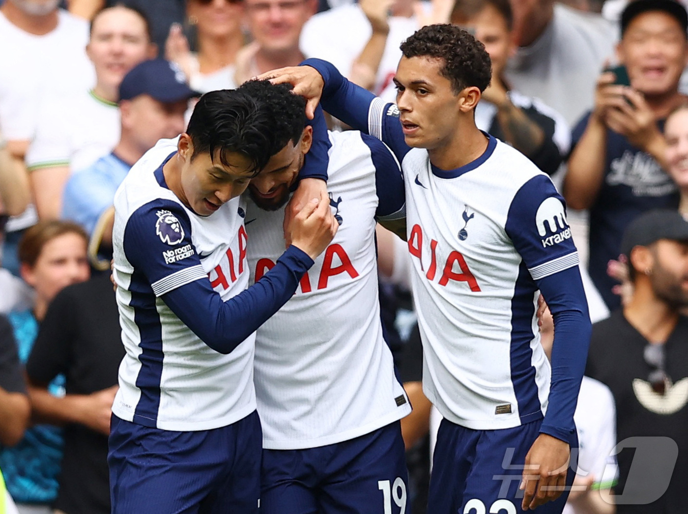 (런던 로이터=뉴스1) 우동명 기자 = 토트넘의 손흥민이 21일(현지시간) 런던의 토트넘 홋스퍼 스타디움에서 열린 EPL 브렌트퍼드와 경기서 이적 후 첫 골을 터트린 도미닉 솔란케 …