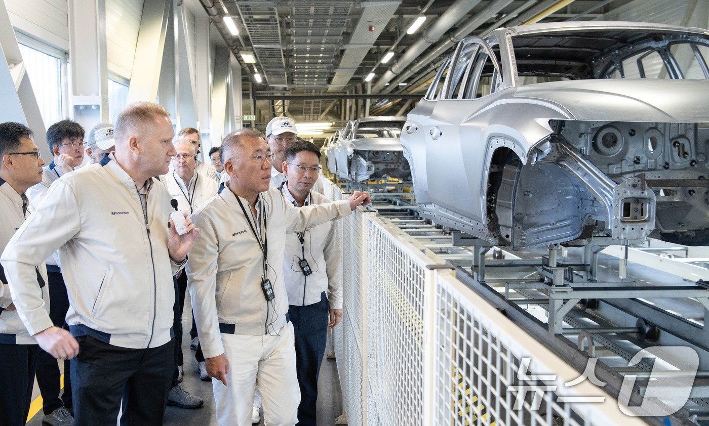 본문 이미지 - 정의선 현대자동차그룹 회장이 19일(현지시간) 체코 오스트라바시 인근 노소비체에 위치한 현대자동차 체코공장을 방문해 현지 임직원들과 함께 생산 라인을 점검하고 있다. (현대차그룹 제공) 2024.9.22/뉴스1 ⓒ News1 박지혜 기자