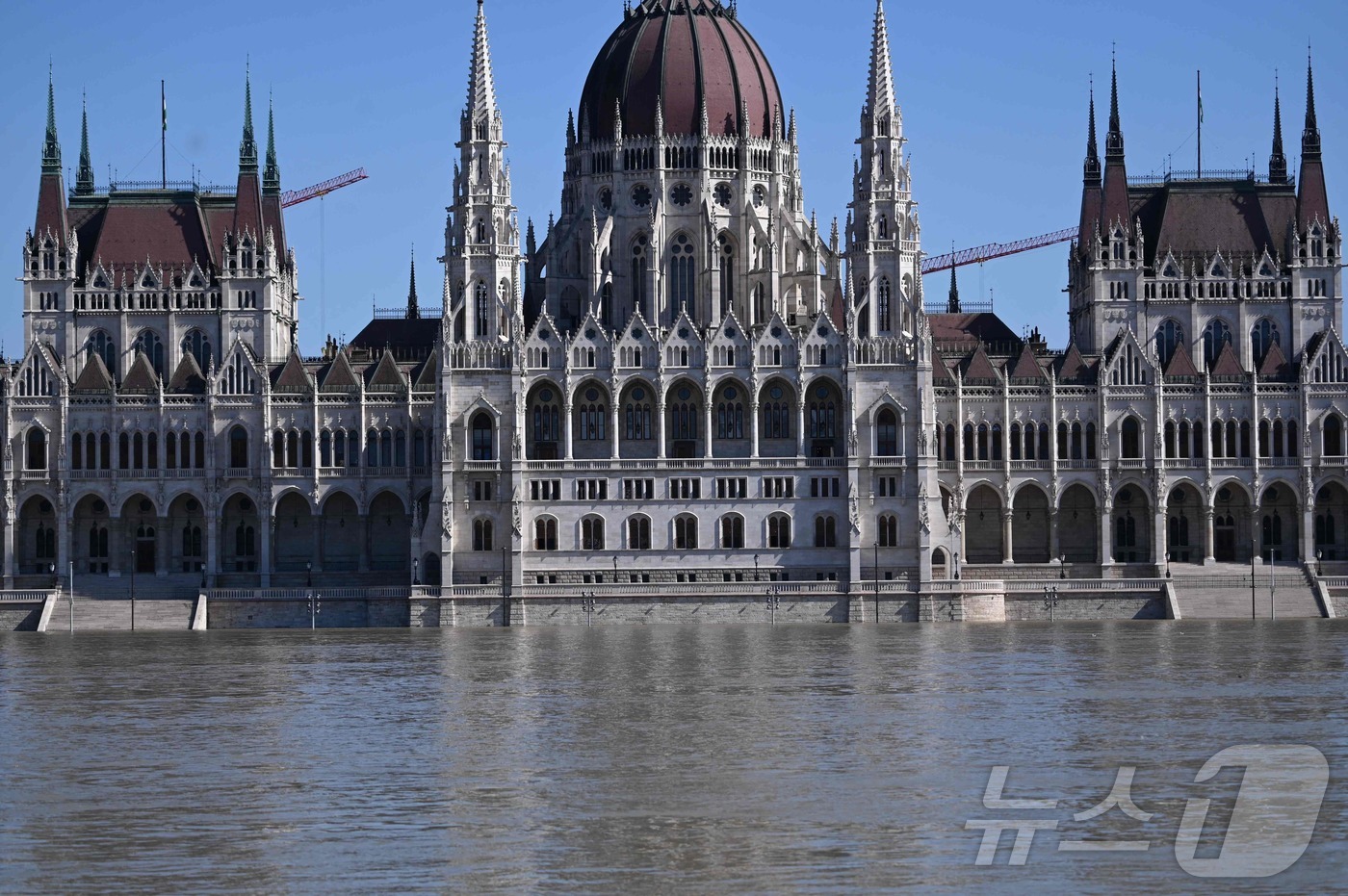 (부다페스트 AFP=뉴스1) 우동명 기자 = 21일(현지시간) 폭우가 쏟아진 헝가리 부다페스트에 있는 의회 건물이 계단까지 물에 잠긴 모습이 보인다. 2024.09.22ⓒ AFP= …