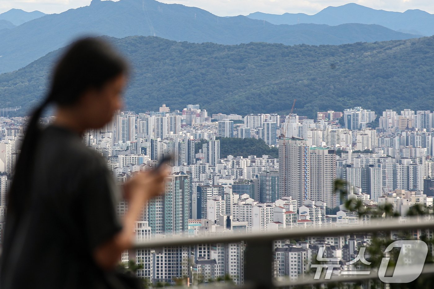본문 이미지 - 서울 남산에서 바라본 아파트 단지들. 2024.9.22/뉴스1 ⓒ News1 이승배 기자