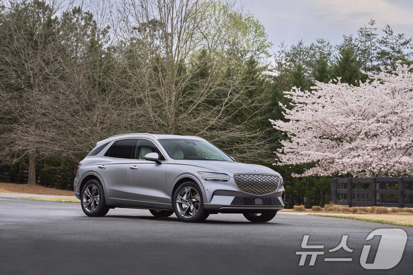 본문 이미지 -  제네시스 GV70 전동화 모델인 '일렉트리파이드 GV70''(현대자동차그룹 제공) 2024.9.22/뉴스1 