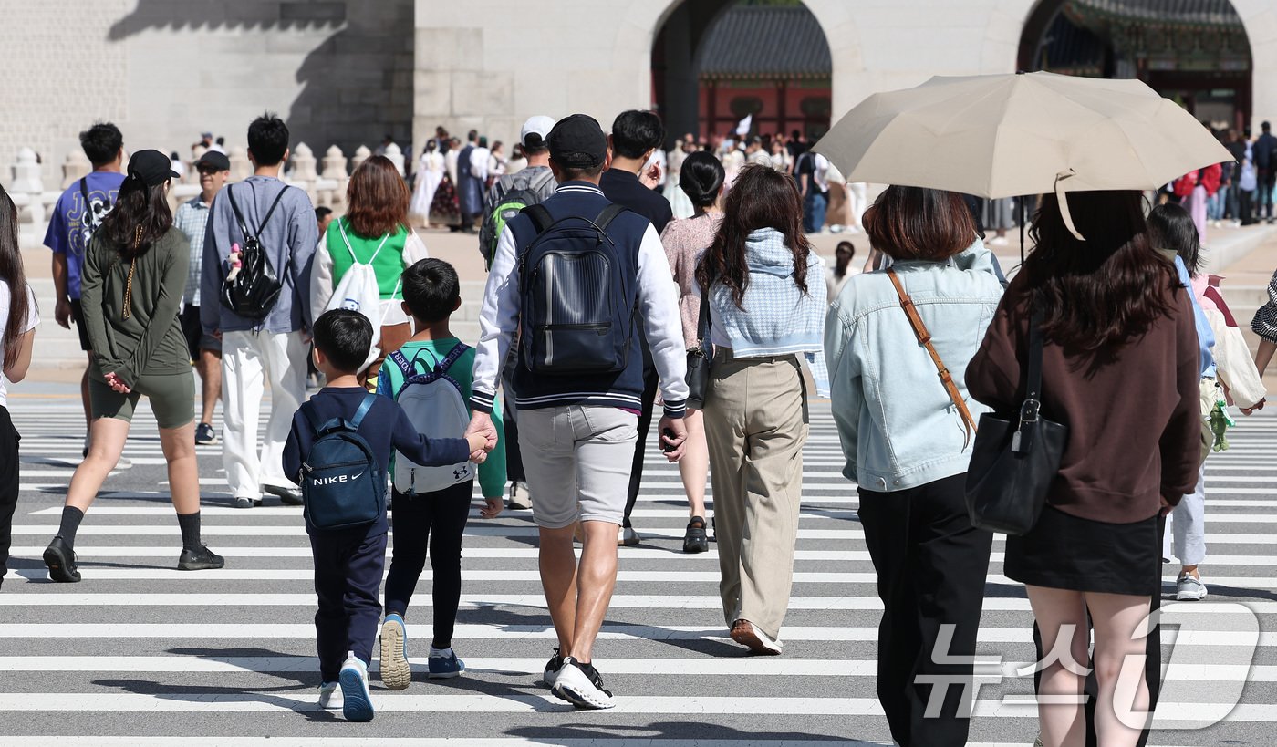 22일 서울 오전 종로구 광화문 광장에서 긴 팔 차림의 외국인 관광객들이 발걸음을 옮기고 있다. 2024.9.22/뉴스1 ⓒ News1 김성진 기자