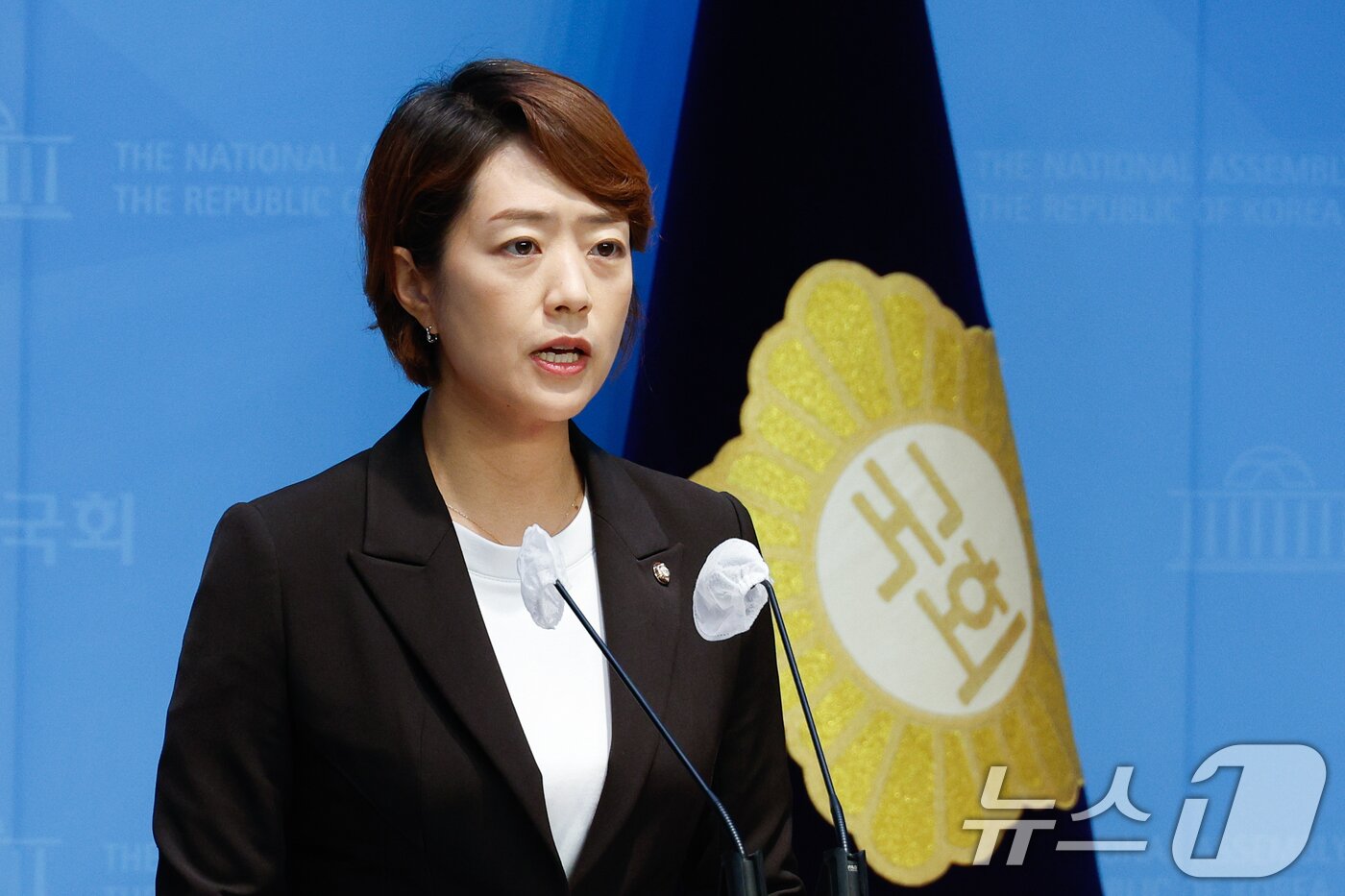 본문 이미지 - 고민정 더불어민주당 의원이 지난해 9월 22일 서울 여의도 국회 소통관에서 국가교육위원회 위법적 운영 중단 촉구 기자회견을 하고 있다. 고 의원은 국교위 보고 안건 중 △수능I과 수능II로 이원화한 진로형 수능 도입하고 수능을 연2회 실시 △전국 고교 대상 외부기관이 평가하는 지필고사 시행 △대학등록금 완전자율화 등 교육현장에 후폭풍을 몰고올 수 있는 메가톤급 이슈들이 포함됐다며 국가교육발전계획 마무리 시한인 내년 3월까지 제대로 된 사회적 합의가 필요하다고 밝혔다. /뉴스1 ⓒ News1 안은나 기자