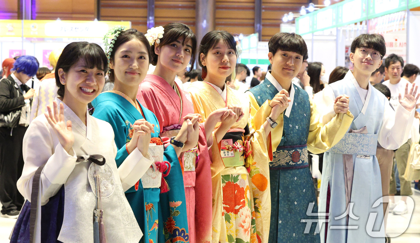 (서울=뉴스1) 신웅수 기자 = 22일 서울 강남구 코엑스에서 열린 한일축제한마당에서 한복과 기모노를 입은 한·일 대학생들이 손하트를 그리고 있다.올해 20회를 맞는 한일축제한마당 …