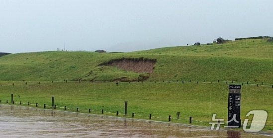 본문 이미지 - 경남 김해시에 있는 유네스코 세계유산 대성동고분군 상부 일부가 21일 내린 폭우로 인해 붕괴돼 있다. 대성동고분군은 지난해 유네스코 세계유산위원회가 등록한 국내 7개 가야고분군 중 하나다. (김해시 제공) 2024.9.22/뉴스1 ⓒ News1 윤일지 기자