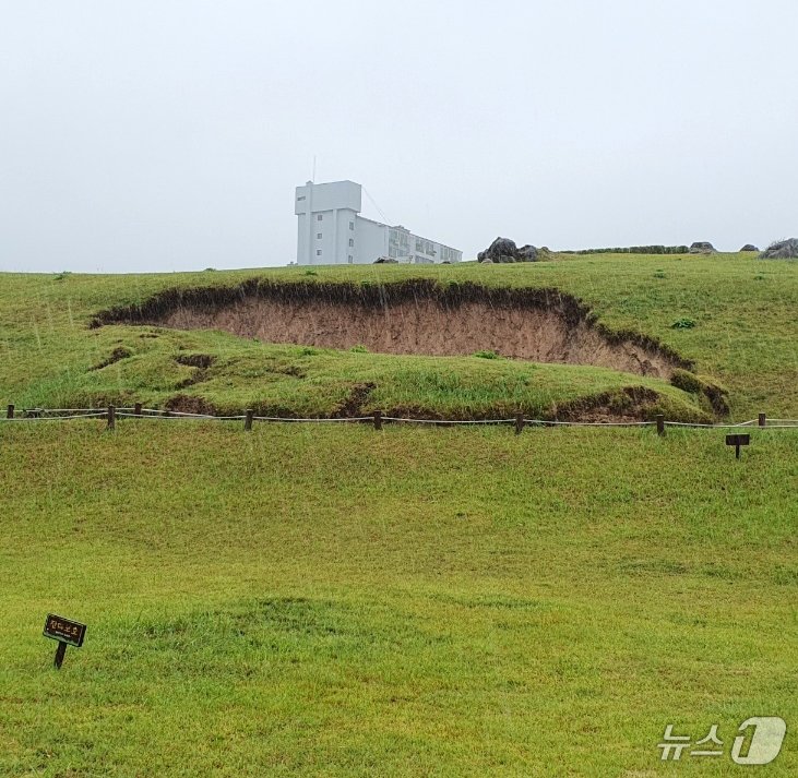 본문 이미지 - 경남 김해시에 있는 유네스코 세계유산 대성동고분군 상부 일부가 21일 내린 폭우로 인해 붕괴돼 있다. 대성동고분군은 지난해 유네스코 세계유산위원회가 등록한 국내 7개 가야고분군 중 하나다. (김해시 제공) 2024.9.22/뉴스1 ⓒ News1 윤일지 기자