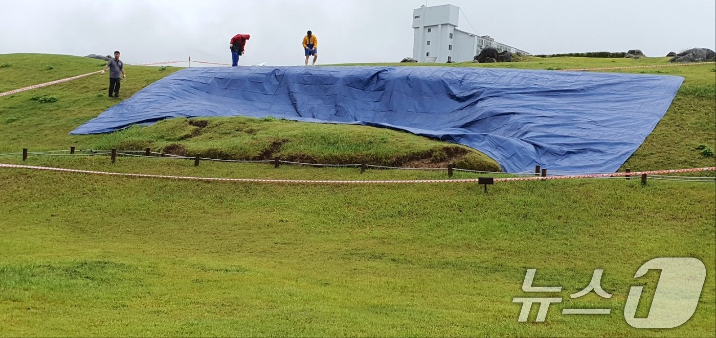 본문 이미지 - 경남 김해시에 있는 유네스코 세계유산 대성동고분군 상부 일부가 21일 내린 폭우로 인해 붕괴돼 있다. 대성동고분군은 지난해 유네스코 세계유산위원회가 등록한 국내 7개 가야고분군 중 하나다. (김해시 제공) 2024.9.22/뉴스1 ⓒ News1 윤일지 기자
