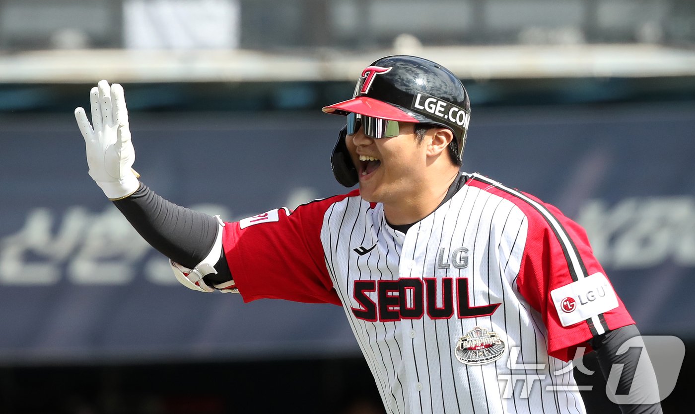 본문 이미지 - 22일 오후 서울 송파구 잠실야구장에서 열린 프로야구 '2024 신한 SOL 뱅크 KBO리그' 두산베어스와 LG트윈스의 경기에서 1회말 LG 공격 무사 주자 2,3루 상황 문보경이 홈런을 치고 기뻐하고 있다. 2024.9.22/뉴스1 ⓒ News1 이승배 기자