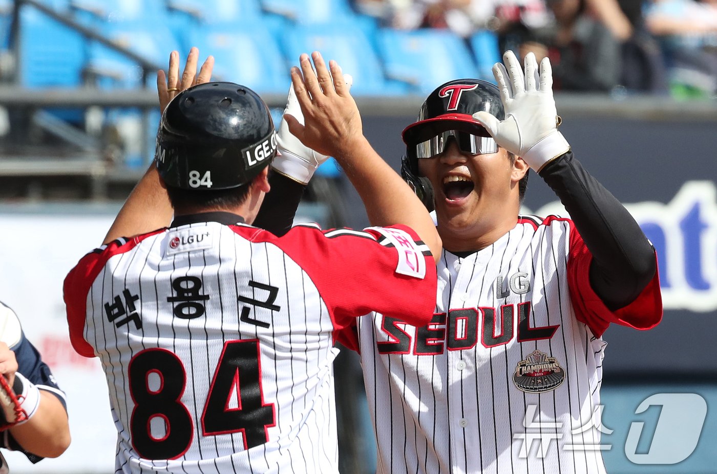 22일 오후 서울 송파구 잠실야구장에서 열린 프로야구 &#39;2024 신한 SOL 뱅크 KBO리그&#39; 두산베어스와 LG트윈스의 경기에서 1회말 LG 공격 무사 주자 2,3루 상황 문보경이 홈런을 치고 기뻐하고 있다. 2024.9.22/뉴스1 ⓒ News1 이승배 기자