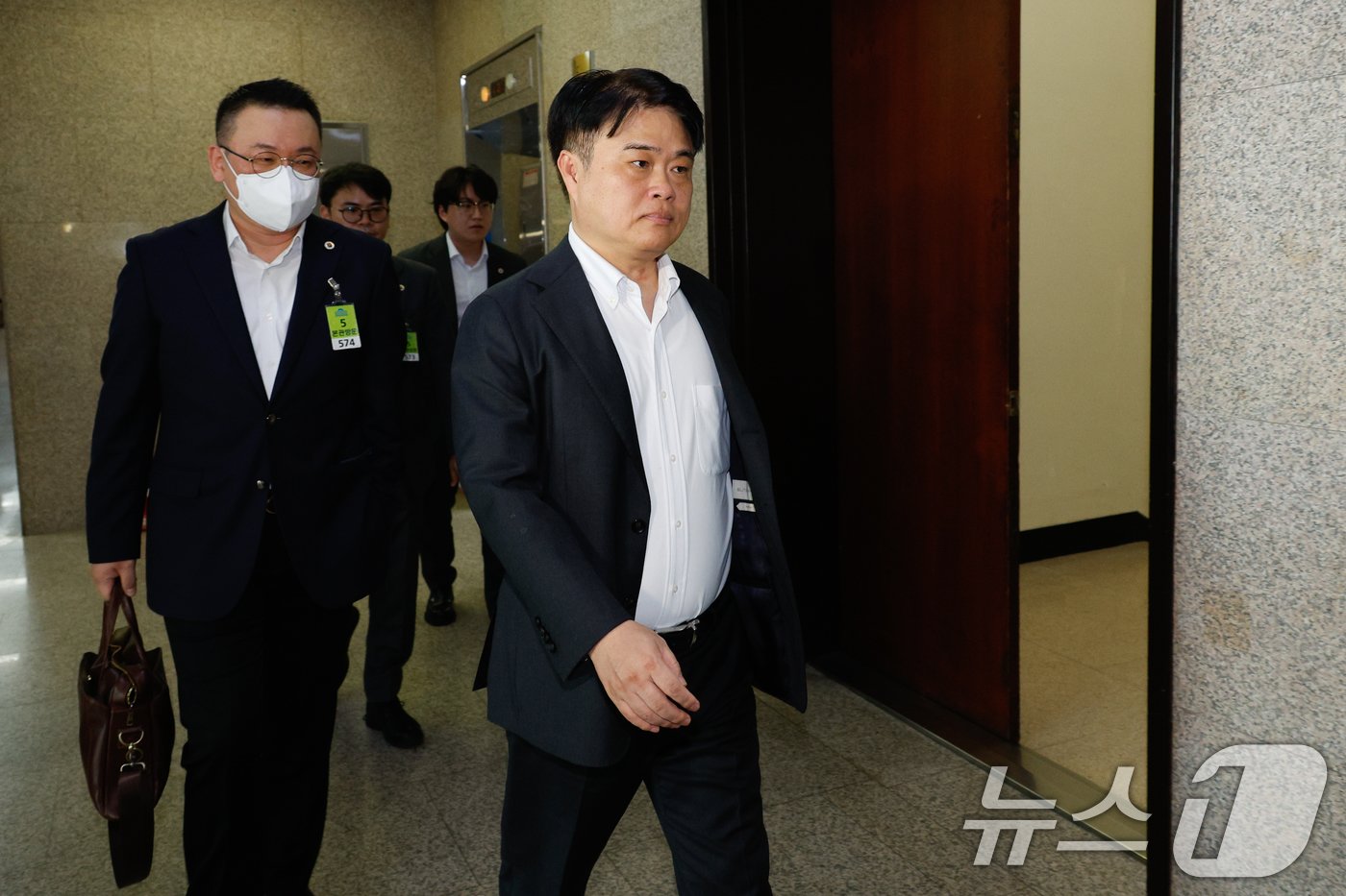 본문 이미지 - 임현택 대한의사협회 회장이 22일 오후 서울 여의도 국회에서 이재명 더불어민주당 대표와 비공개 간담회를 위해 당대표실로 향하고 있다. 2024.9.22/뉴스1 ⓒ News1 안은나 기자