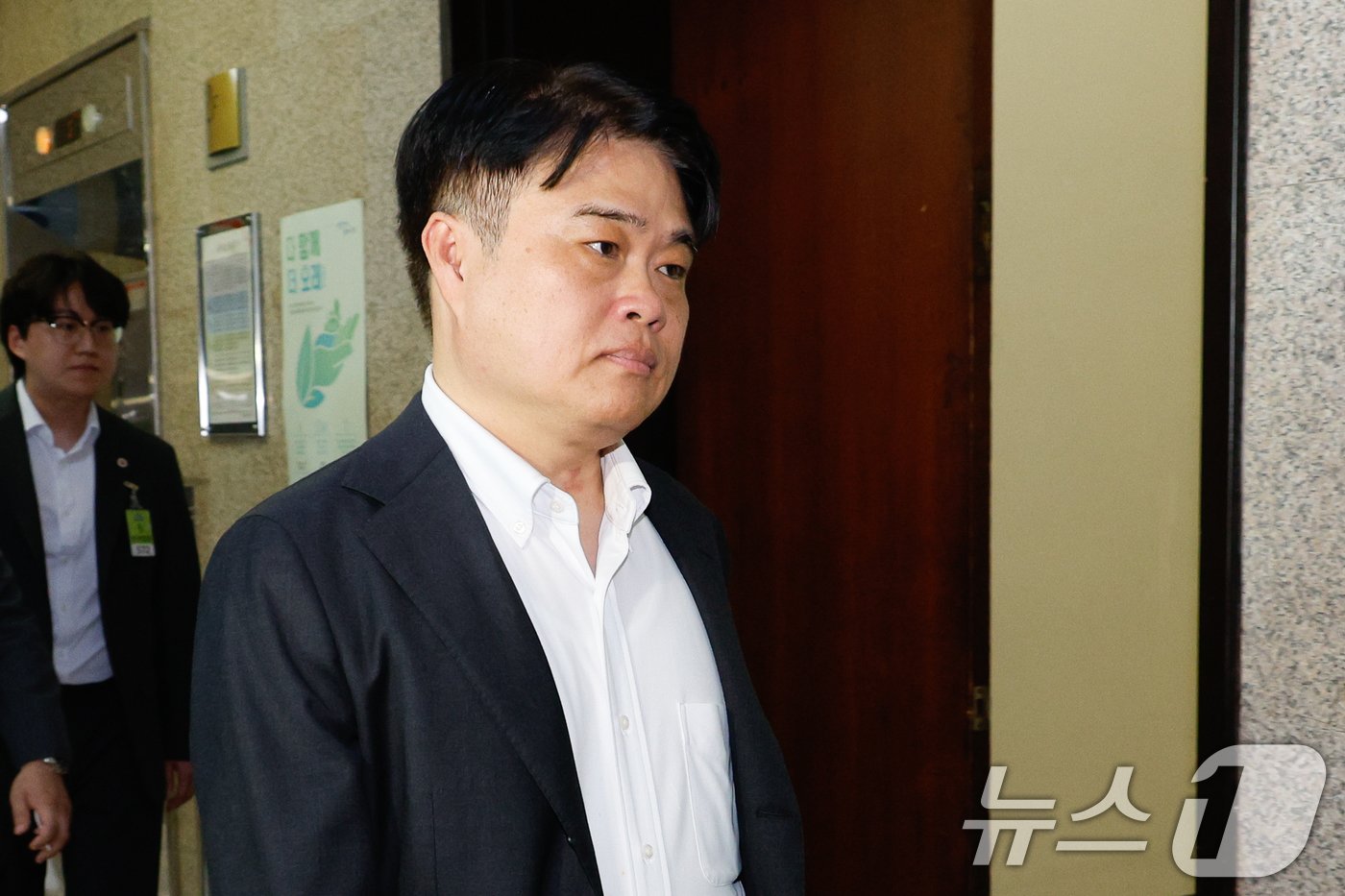 본문 이미지 - 임현택 대한의사협회 회장이 22일 오후 서울 여의도 국회에서 이재명 더불어민주당 대표와 비공개 간담회를 위해 당대표실로 향하고 있다. 2024.9.22/뉴스1 ⓒ News1 안은나 기자