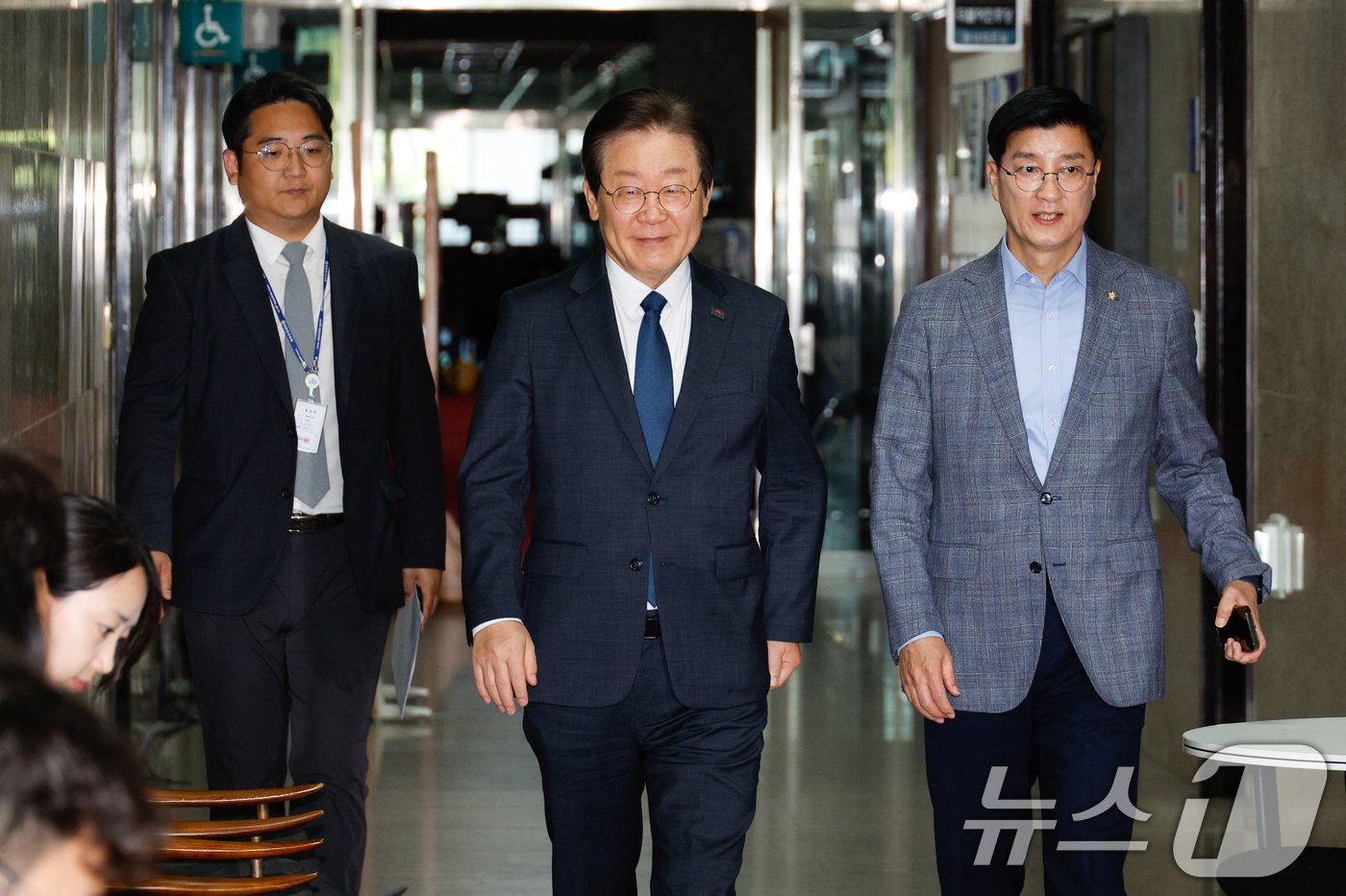 본문 이미지 - 이재명 더불어민주당 대표가 22일 오후 서울 여의도 국회에서 임현택 대한의사협회 회장과 비공개 간담회를 위해 당대표실로 향하고 있다. 2024.9.22/뉴스1 ⓒ News1 안은나 기자