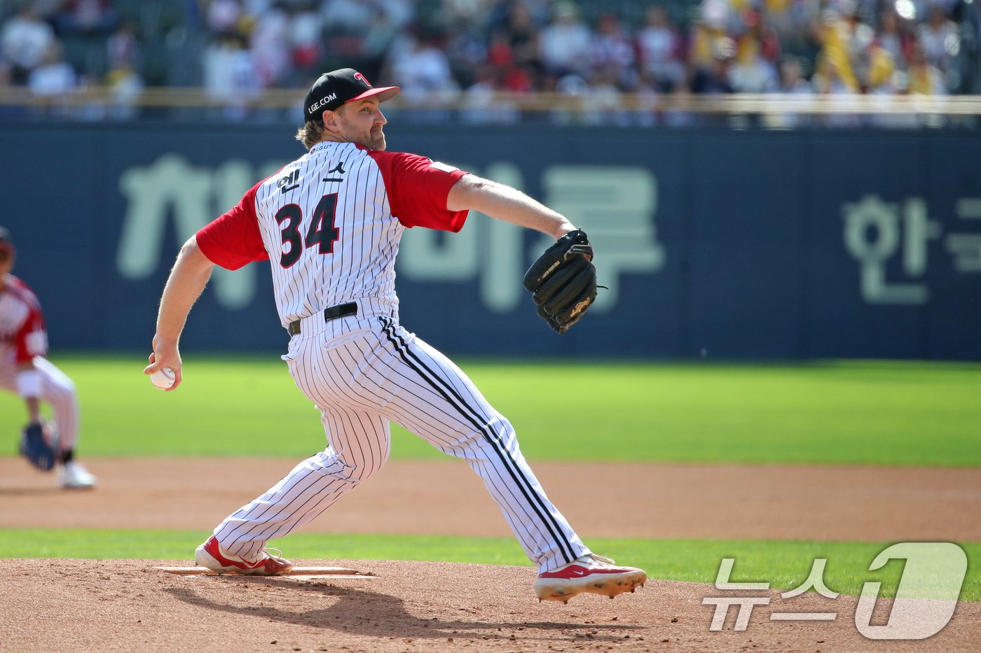 본문 이미지 - 22일 오후 서울 송파구 잠실야구장에서 열린 프로야구 '2024 신한 SOL 뱅크 KBO리그' 두산베어스와 LG트윈스의 경기에서 LG 선발투수 엔스가 역투하고 있다. 2024.9.22/뉴스1 ⓒ News1 이승배 기자