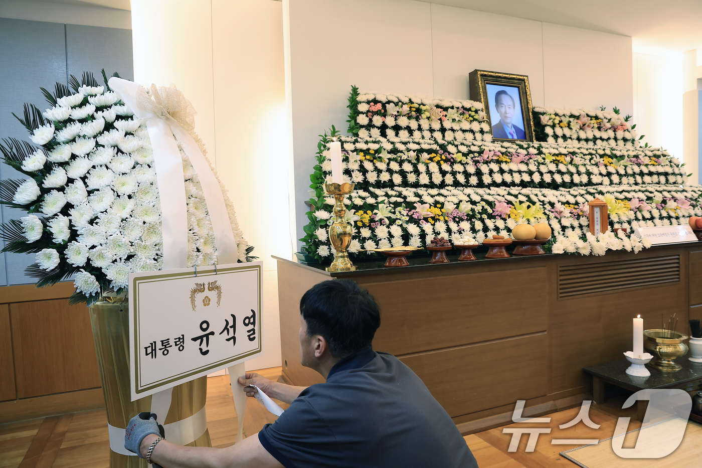 (서울=뉴스1) 박정호 기자 = 22일 오후 서울 종로구 연건동 서울대학교병원 장례식장에 마련된 고 장기표 신문명정책연구원 원장 빈소에 윤석열 대통령의 조화가 자리하고 있다.  2 …