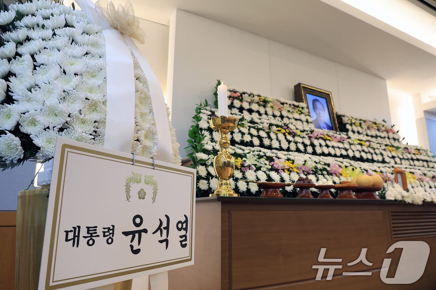 (서울=뉴스1) 박정호 기자 = 22일 오후 서울 종로구 연건동 서울대학교병원 장례식장에 마련된 고 장기표 신문명정책연구원 원장 빈소에 윤석열 대통령의 조화가 자리하고 있다.  2 …