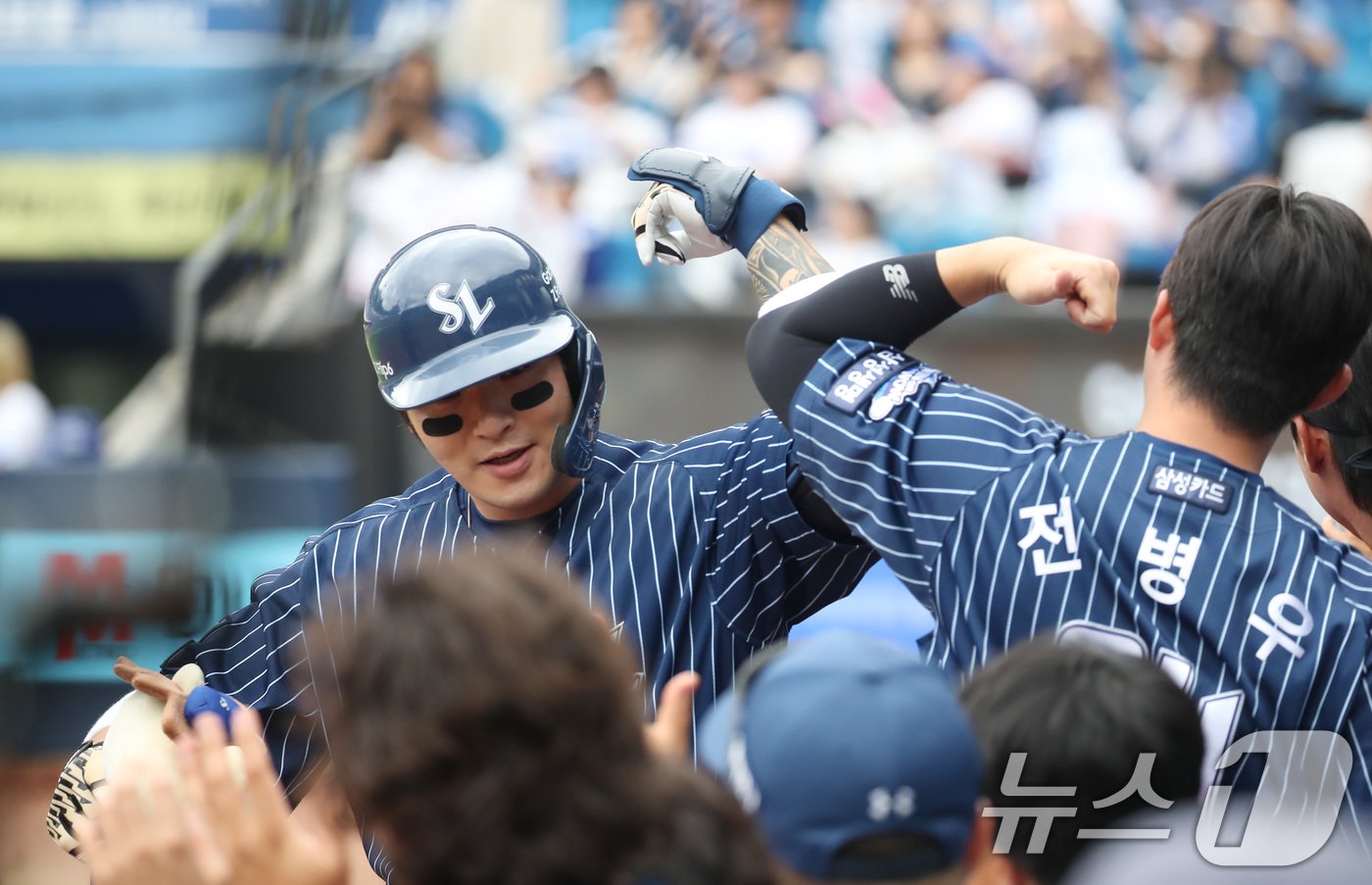 본문 이미지 - 22일 오후 대구 삼성라이온즈파크에서 열린 프로야구 '2024 신한 SOL 뱅크 KBO리그' 키움 히어로즈와 삼성 라이온즈의 경기, 1회말 2사 1,2루 상황 삼성 4번타자 박병호가 키움 선발 후라도를 상대로 좌중간 담장 넘어가는 2점 홈런을 친 뒤 동료들의 축하를 받고 있다. 2024.9.22/뉴스1 ⓒ News1 공정식 기자