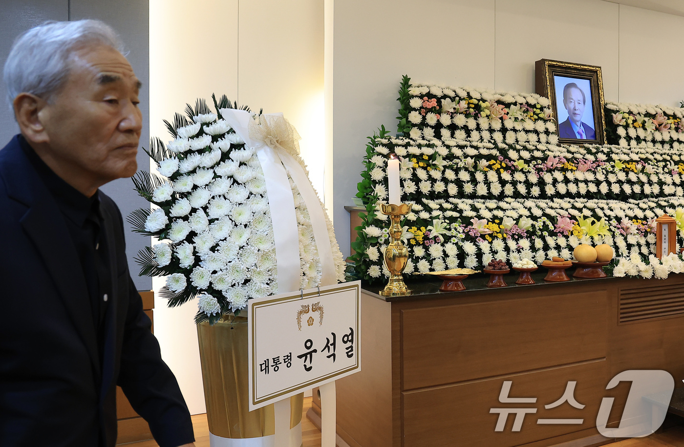 (서울=뉴스1) 박정호 기자 = 22일 오후 서울 종로구 연건동 서울대학교병원 장례식장에 마련된 고 장기표 신문명정책연구원 원장 빈소에 윤석열 대통령의 조화가 자리하고 있다.  2 …