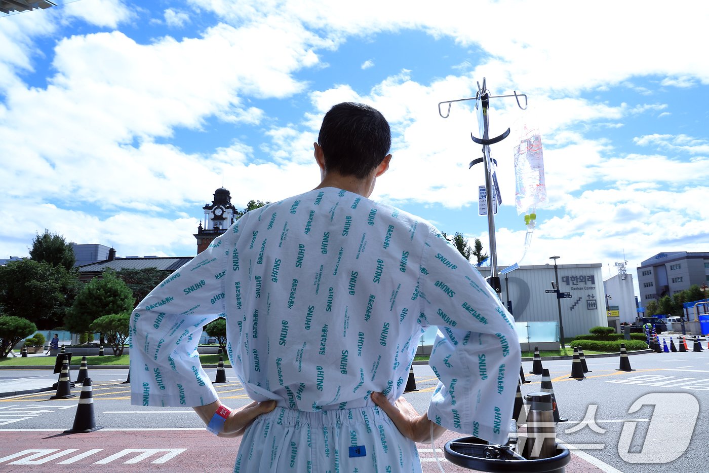 본문 이미지 - 정부의 의대 정원 증원에 반발해 의료계의 집단행동이 이어지고 있는 22일 오후 서울 시내 대학병원 앞에서 환자가 푸른 하늘을 바라보고 있다. 2024.9.22/뉴스1 ⓒ News1 박정호 기자