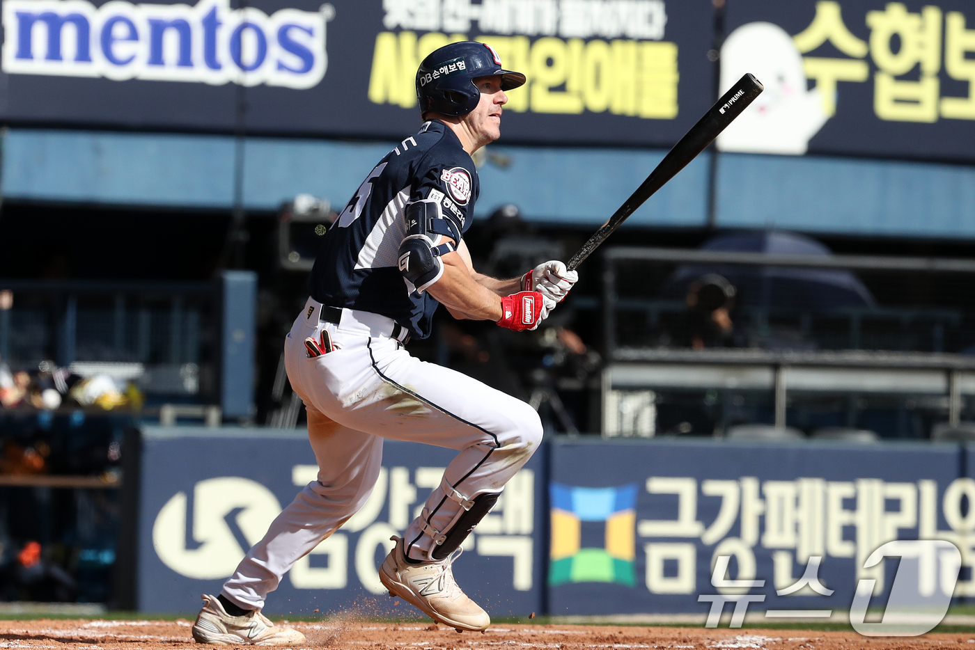 (서울=뉴스1) 이승배 기자 = 22일 오후 서울 송파구 잠실야구장에서 열린 프로야구 '2024 신한 SOL 뱅크 KBO리그' 두산베어스와 LG트윈스의 경기에서 3회초 두산 공격 …