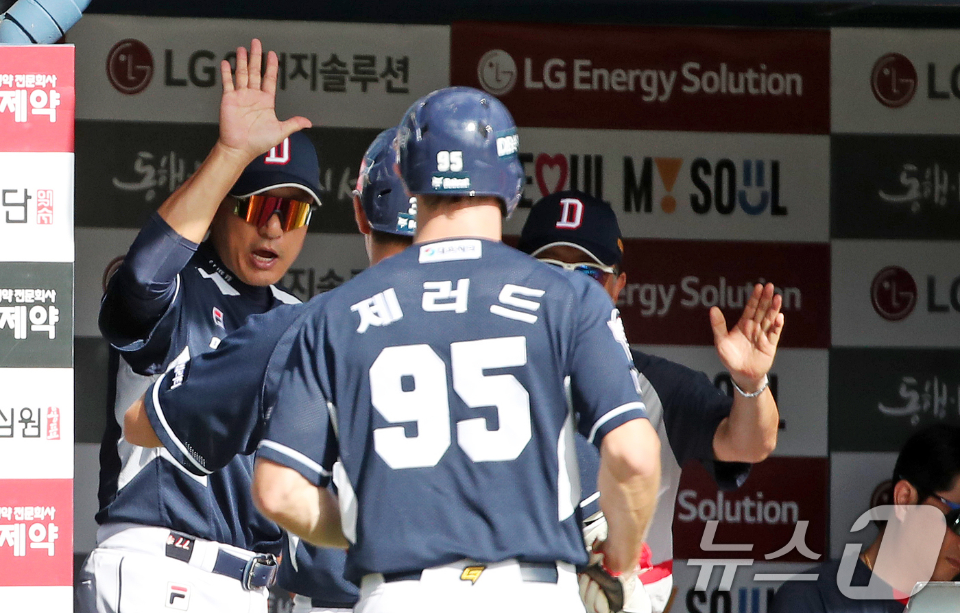 (서울=뉴스1) 이승배 기자 = 22일 오후 서울 송파구 잠실야구장에서 열린 프로야구 '2024 신한 SOL 뱅크 KBO리그' 두산베어스와 LG트윈스의 경기에서 3회초 두산 공격 …