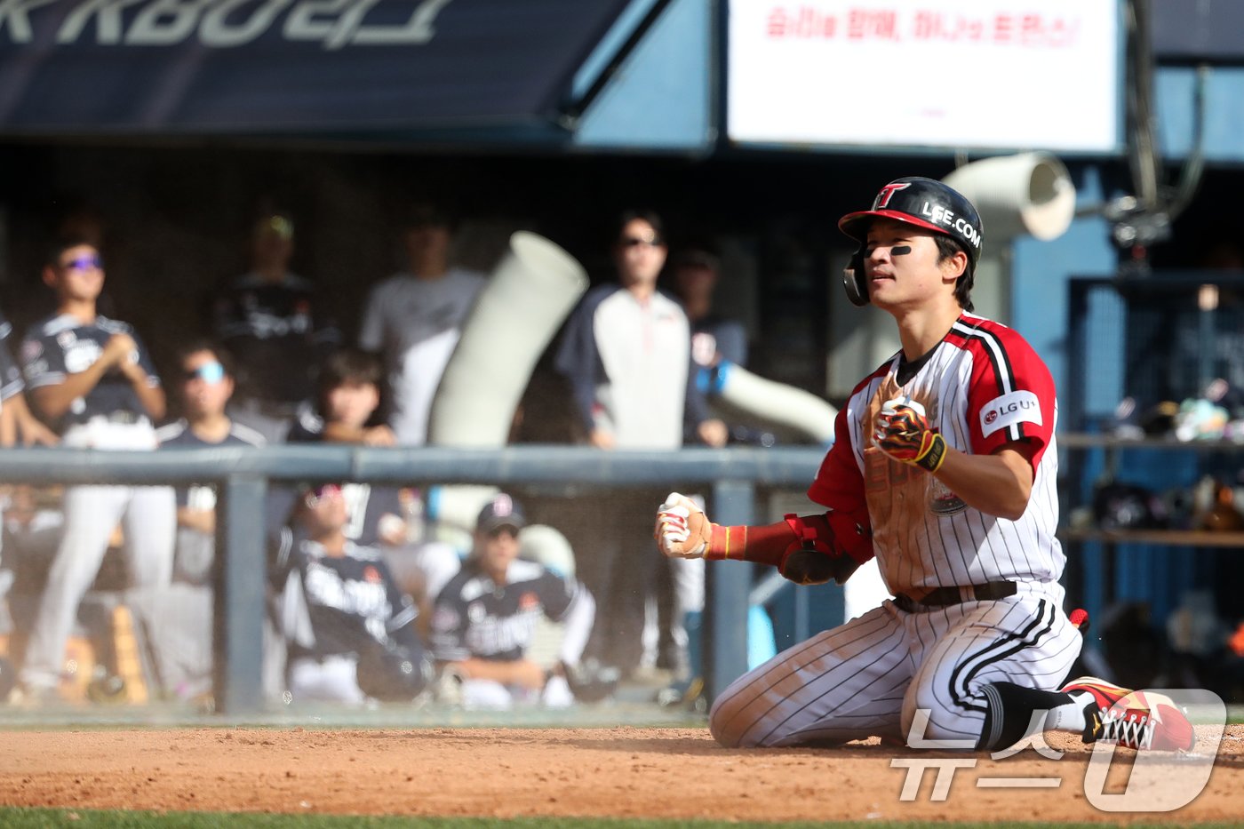 22일 오후 서울 송파구 잠실야구장에서 열린 프로야구 &#39;2024 신한 SOL 뱅크 KBO리그&#39; 두산베어스와 LG트윈스의 경기에서 3회말 LG 공격 2사 주자 없는 상황 박해민이 그라운드 홈런을 치고 기뻐하고 있다. 2024.9.22/뉴스1 ⓒ News1 이승배 기자