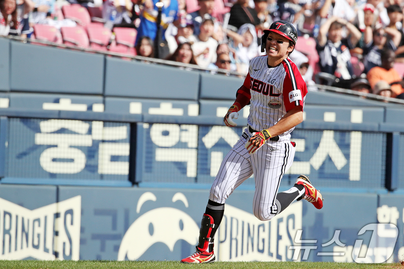 (서울=뉴스1) 이승배 기자 = 22일 오후 서울 송파구 잠실야구장에서 열린 프로야구 '2024 신한 SOL 뱅크 KBO리그' 두산베어스와 LG트윈스의 경기에서 3회말 LG 공격 …