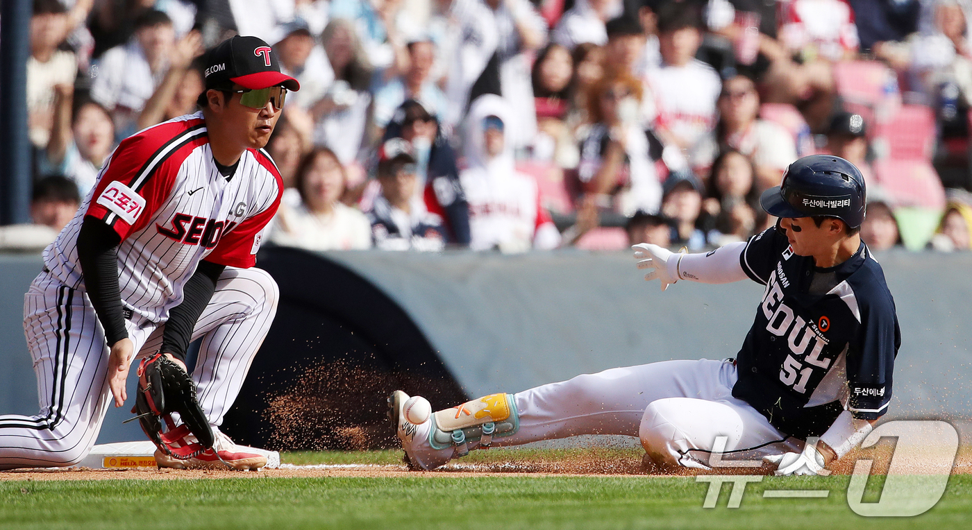 (서울=뉴스1) 이승배 기자 = 22일 오후 서울 송파구 잠실야구장에서 열린 프로야구 '2024 신한 SOL 뱅크 KBO리그' 두산베어스와 LG트윈스의 경기에서 두산 4회초 공격 …