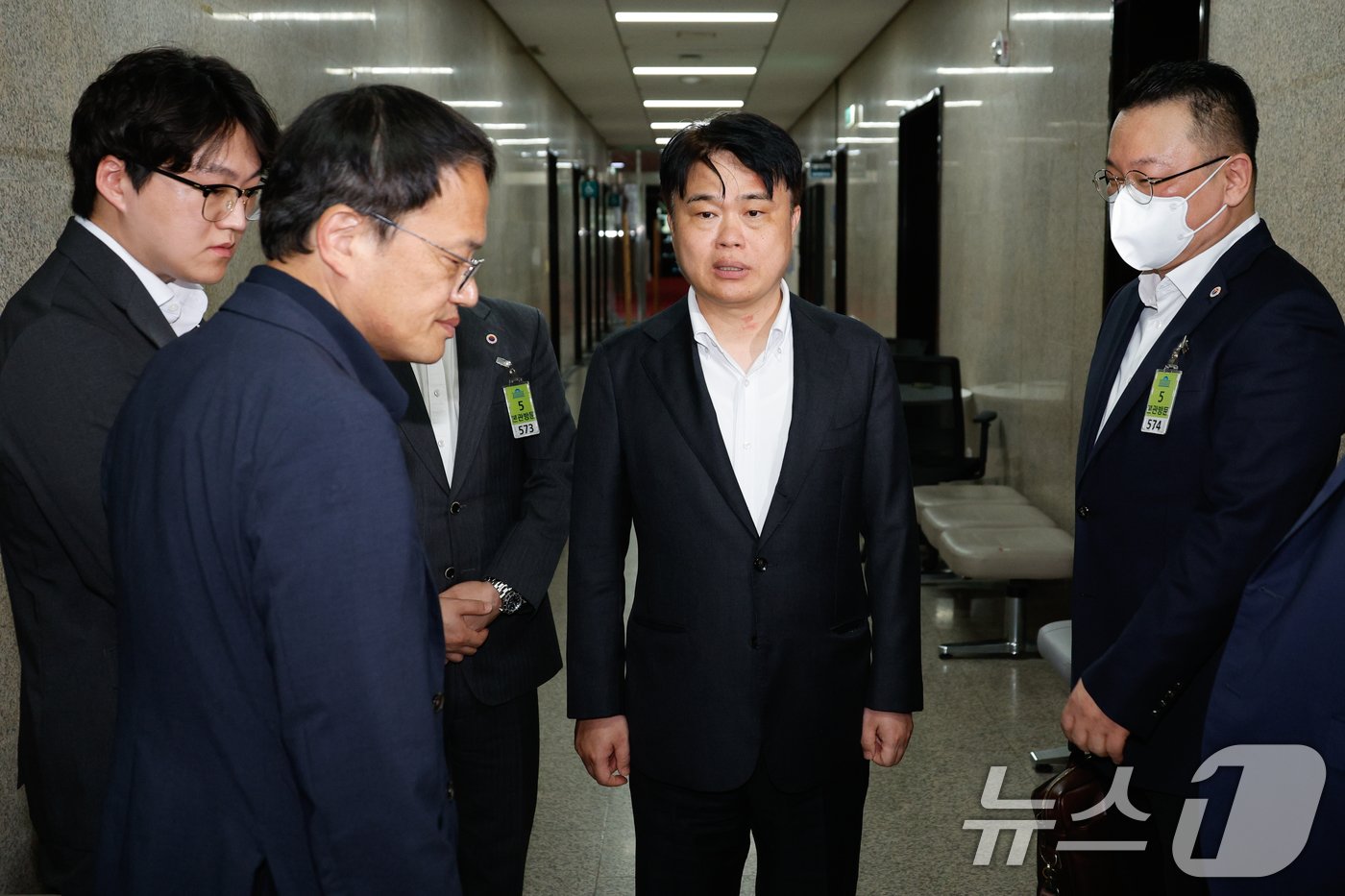 본문 이미지 - 임현택 대한의사협회 회장이 지난 9월 서울 여의도 국회에서 이재명 더불어민주당 대표와 비공개 간담회를 마친 후 박주민 의료대란대책특위 위원장과 대화하고 있다. 2024.9.22/뉴스1 ⓒ News1 안은나 기자