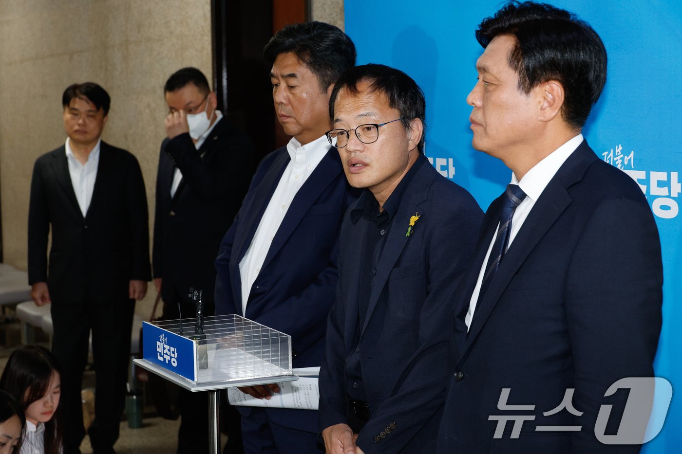 본문 이미지 - 박주민 더불어민주당 의료대란대책특위 위원장이 22일 오후 서울 여의도 국회에서 이재명 대표, 임현택 대한의사협회 회장과 비공개 간담회를 마친 후 브리핑하고 있다. 왼쪽부터 임 회장, 박용언 부회장, 강청희 위원, 박 위원장, 조승래 수석대변인. 2024.9.22/뉴스1 ⓒ News1 안은나 기자