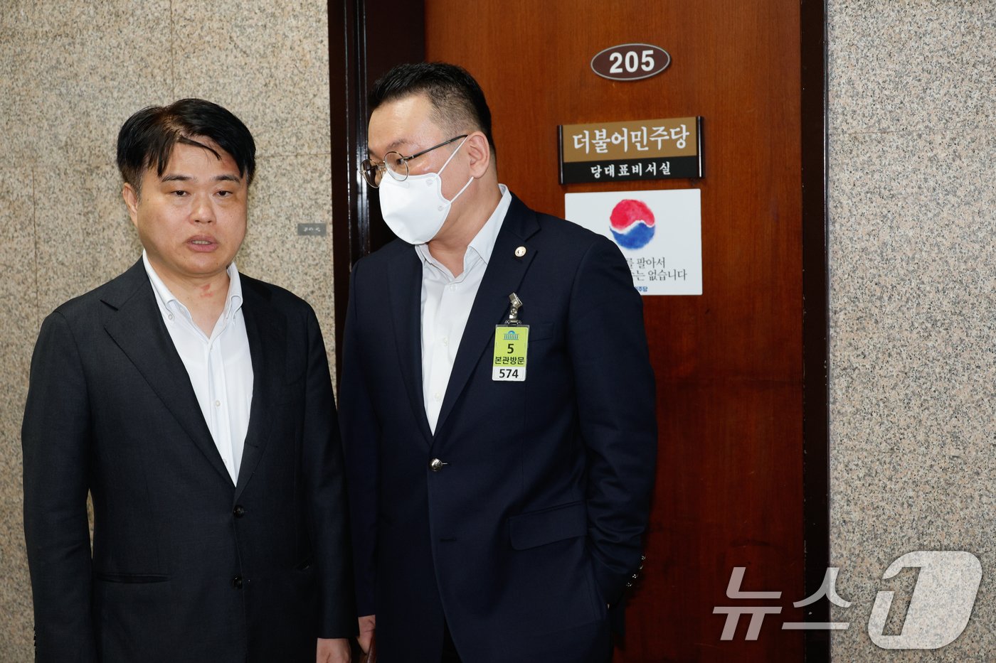 임현택 대한의사협회 회장&#40;왼쪽&#41;과 박용언 부회장이 22일 오후 서울 여의도 국회에서 이재명 더불어민주당 대표와 비공개 간담회를 마친 후 대화하고 있다. 2024.9.22/뉴스1 ⓒ News1 안은나 기자