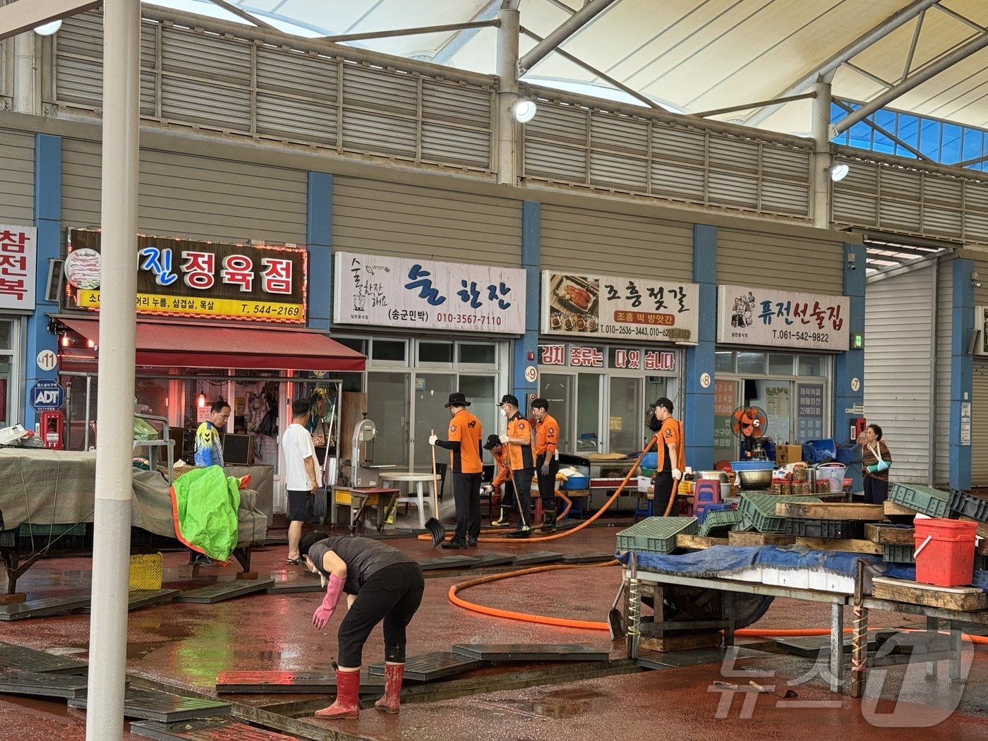 본문 이미지 - 22일 전남소방대원들이 침수 피해가 발생한 진도 조금전통시장에서 응급 복구 작업을 도우며 구슬땀을 흘리고 있다.&#40;전남소방본부 제공&#41; 2024.9.22/뉴스1