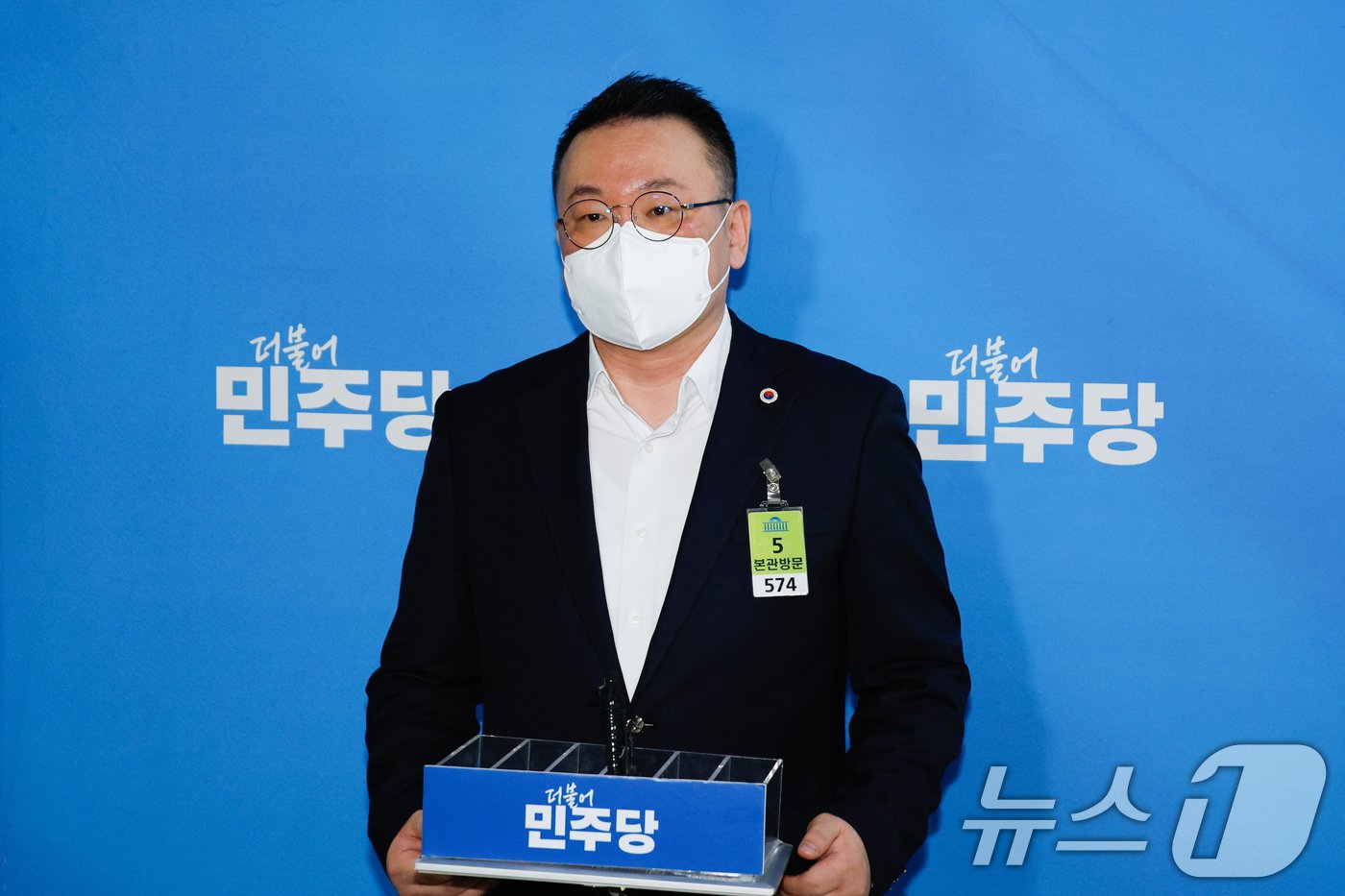 본문 이미지 - 박용언 대한의사협회 부회장이 22일 오후 서울 여의도 국회에서 이재명 더불어민주당 대표와 비공개 간담회를 마친 후 브리핑하고 있다. 2024.9.22/뉴스1 ⓒ News1 안은나 기자