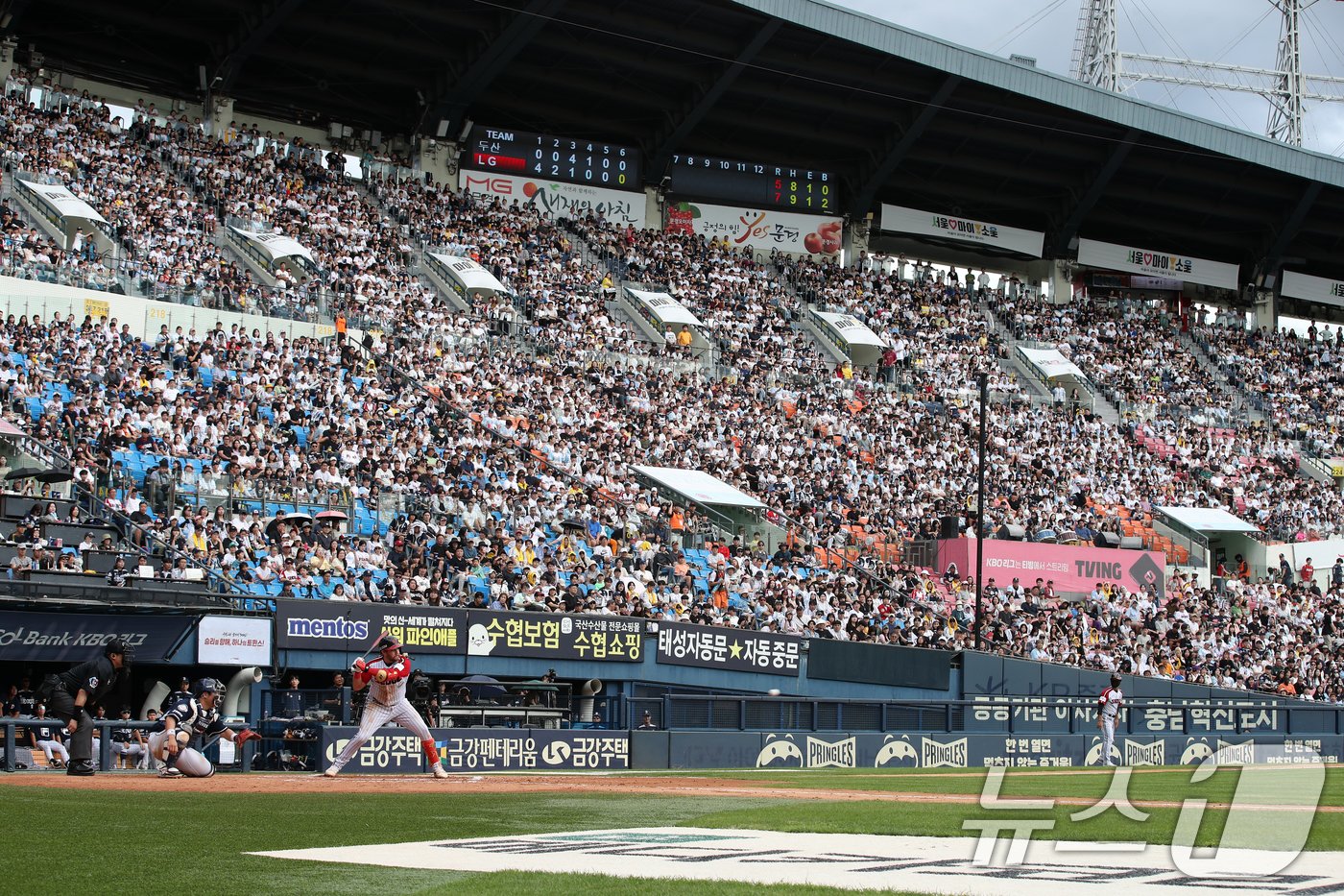 본문 이미지 - 프로야구 LG 트윈스가 역대 한 시즌 구단 최다 관중 및 잠실 구장 최다 관중 신기록을 경신했다. LG는 지난 21일 서울 잠실 구장에서 열린 두산 베어스와 더블헤더 1차전에서 총 2만 3236명의 관중 수를 기록했다. . 2024.9.22/뉴스1 ⓒ News1 이승배 기자