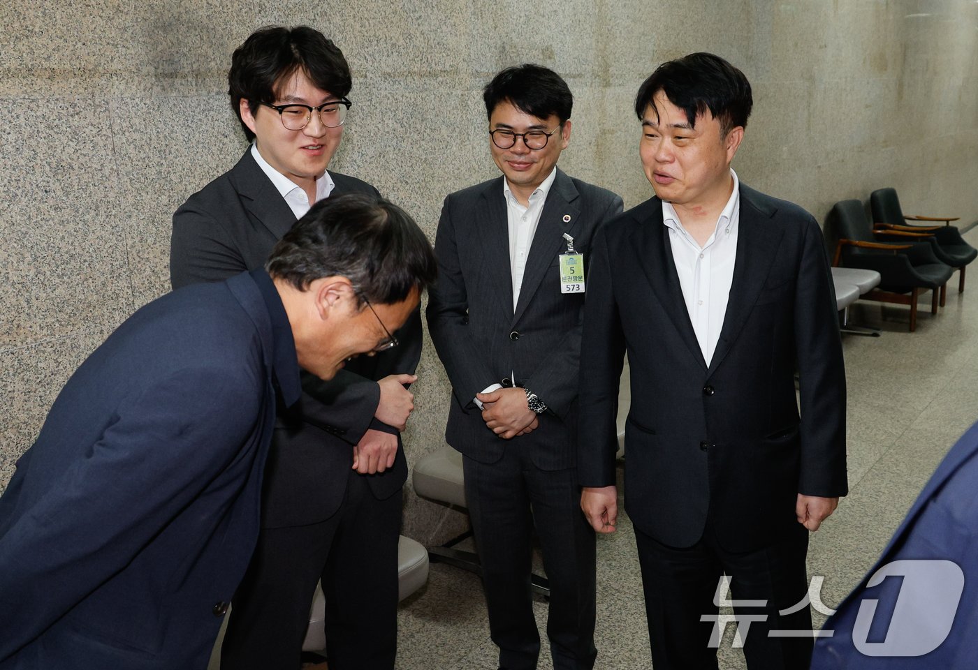 본문 이미지 - 박주민 더불어민주당 의료대란대책특위 위원장이 22일 오후 서울 여의도 국회에서 이재명 대표, 임현택 대한의사협회 회장과 비공개 간담회를 마친 후 임 회장과 대화하고 있다. 왼쪽부터 박 위원장, 임진수 기획이사, 이재희 법제이사, 임 회장. 2024.9.22/뉴스1 ⓒ News1 안은나 기자