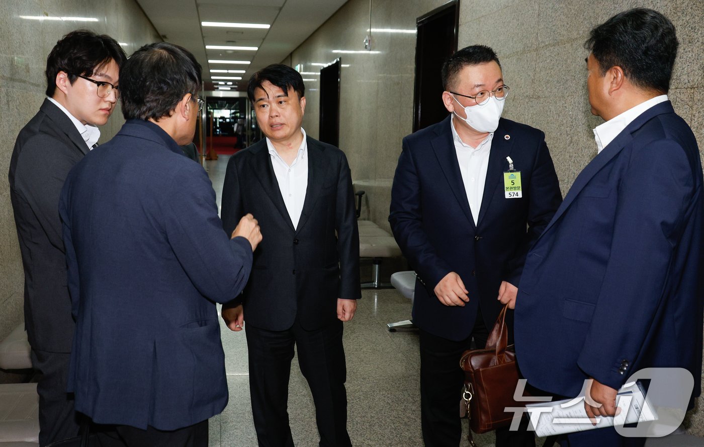 본문 이미지 - 박주민 더불어민주당 의료대란대책특위 위원장이 22일 오후 서울 여의도 국회에서 이재명 대표, 임현택 대한의사협회 회장과 비공개 간담회를 마친 후 임 회장과 대화하고 있다. 왼쪽부터 임진수 기획이사, 박 위원장, 임 회장, 박용언 부회장, 강청희 위원. 2024.9.22/뉴스1 ⓒ News1 안은나 기자