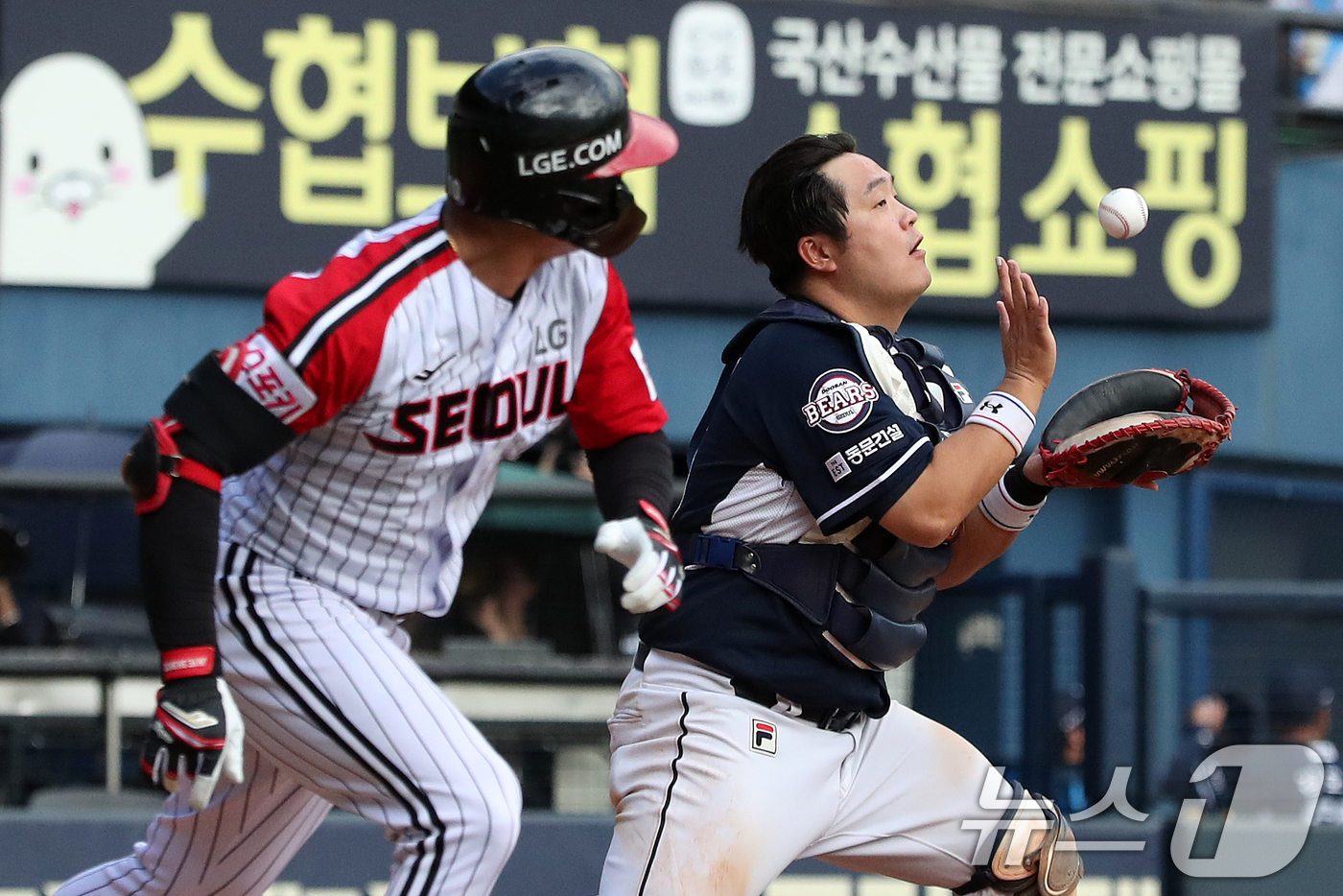 (서울=뉴스1) 이승배 기자 = 22일 오후 서울 송파구 잠실야구장에서 열린 프로야구 '2024 신한 SOL 뱅크 KBO리그' 두산베어스와 LG트윈스의 경기에서 7회말 LG 공격 …