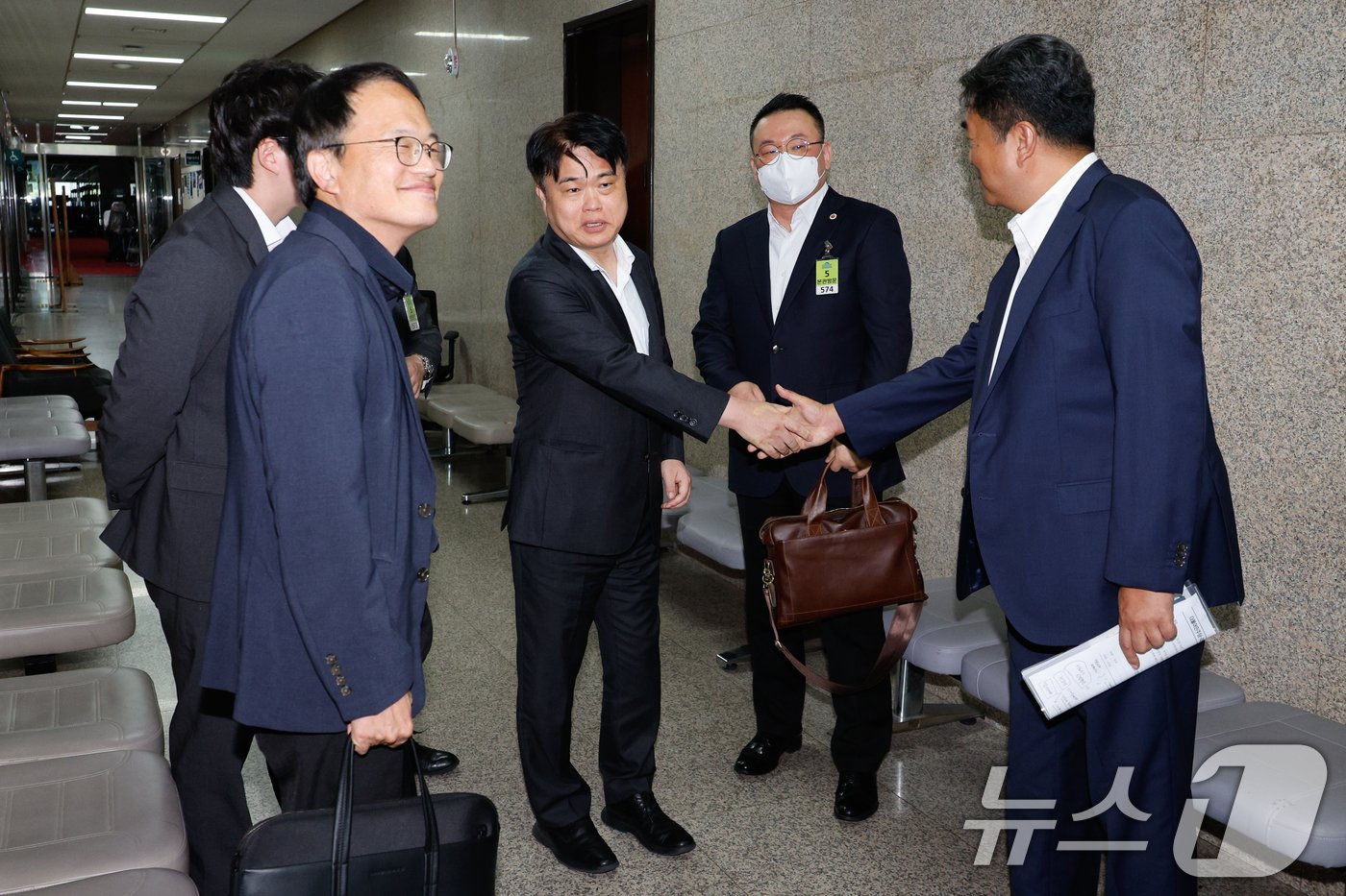 본문 이미지 - 임현택 대한의사협회 회장이 22일 오후 서울 여의도 국회에서 이재명 더불어민주당 대표와 비공개 간담회를 마친 후 강청희 의료대란대책특위 위원과 악수하고 있다. 왼쪽은 박주민 위원장. 2024.9.22/뉴스1 ⓒ News1 안은나 기자