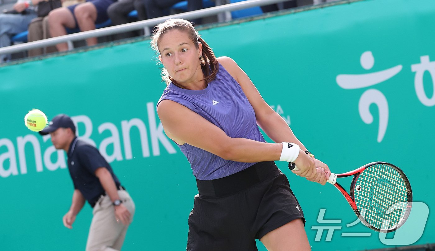 본문 이미지 - 러시아 다리아 카사트키나가 22일 서울 송파구 올림픽공원 테니스경기장에서 열린 2024 여자프로테니스(WTA) 투어 하나은행 코리아오픈 단식 결승 브라질 베아트리츠 하다드 마이아와의 경기에서 백핸드를 하고 있다. 2024.9.22/뉴스1 ⓒ News1 김성진 기자