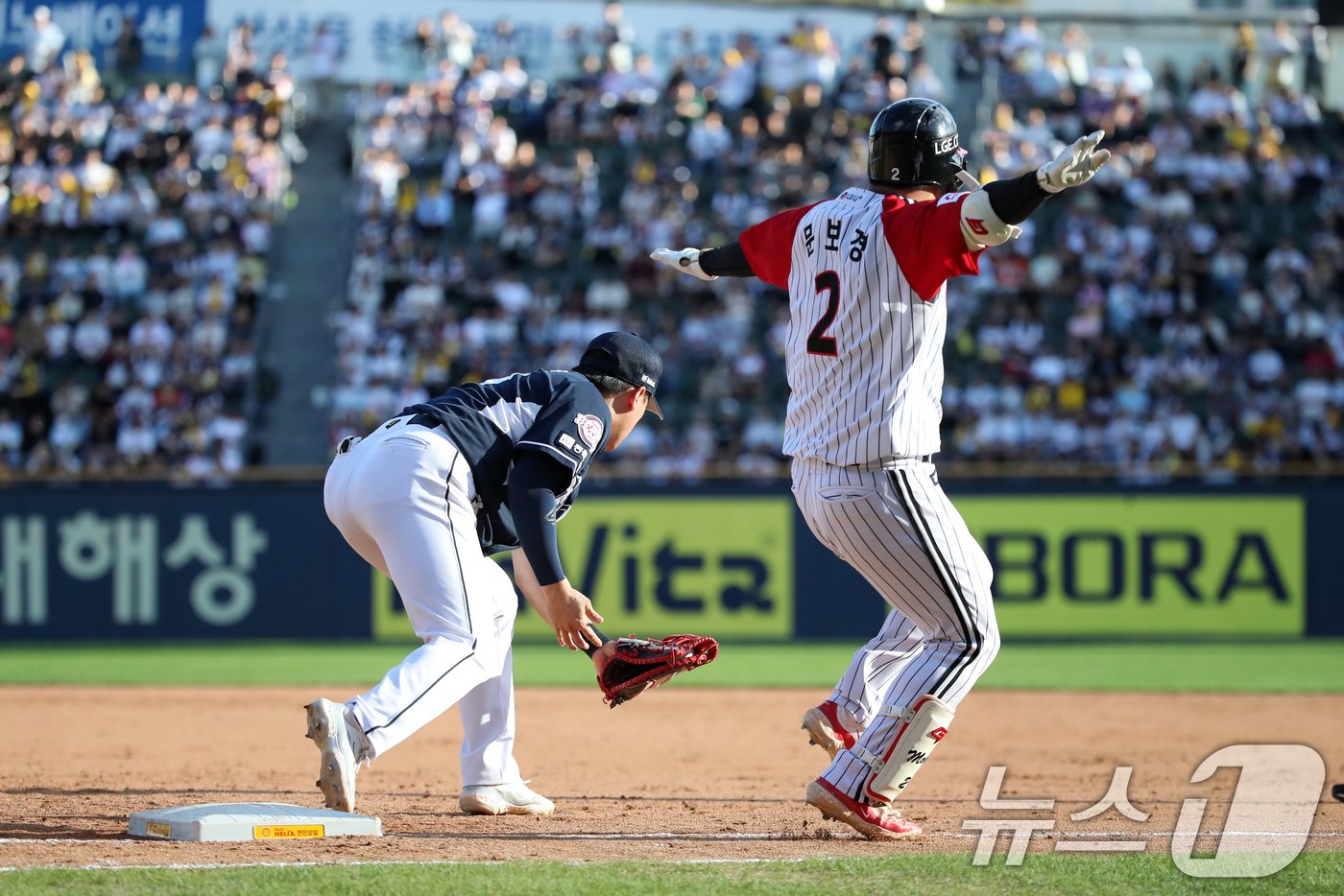 22일 오후 서울 송파구 잠실야구장에서 열린 프로야구 &#39;2024 신한 SOL 뱅크 KBO리그&#39; 두산베어스와 LG트윈스의 경기에서 8회말 LG 공격 1사 주자 1,2루 상황 문보경이 내야안타로 세이프되고 있다. 2024.9.22/뉴스1 ⓒ News1 이승배 기자