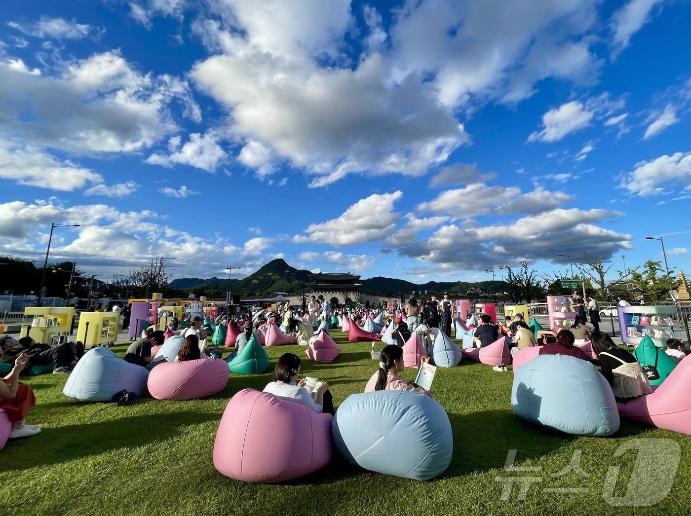 절기상 낮과 밤의 길이가 같아진다는 추분&#40;秋分&#41;인 22일 오후 서울 종로구 광화문 광장에 마련된 서울야외도서관 광화문 책마당에서 시민들이 깊은 가을 하늘을 배경으로 독서 삼매경에 빠져 있다. 2024.9.22/뉴스1 ⓒ News1 오대일 기자