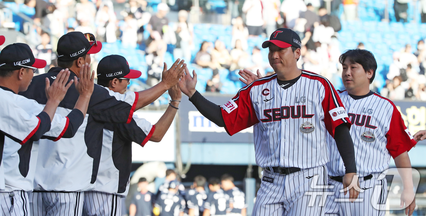 (서울=뉴스1) 이승배 기자 = 22일 오후 서울 송파구 잠실야구장에서 열린 프로야구 '2024 신한 SOL 뱅크 KBO리그' 두산베어스와 LG트윈스의 경기에서 9대5로 승리한 L …