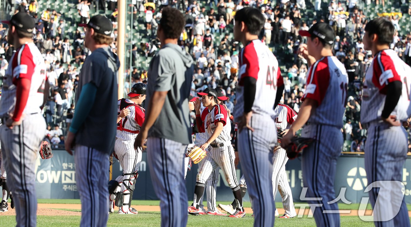 본문 이미지 - 22일 오후 서울 송파구 잠실야구장에서 열린 프로야구 '2024 신한 SOL 뱅크 KBO리그' 두산베어스와 LG트윈스의 경기에서 9대5로 승리한 LG 선수들이 기뻐하고 있다. 2024.9.22/뉴스1 ⓒ News1 이승배 기자