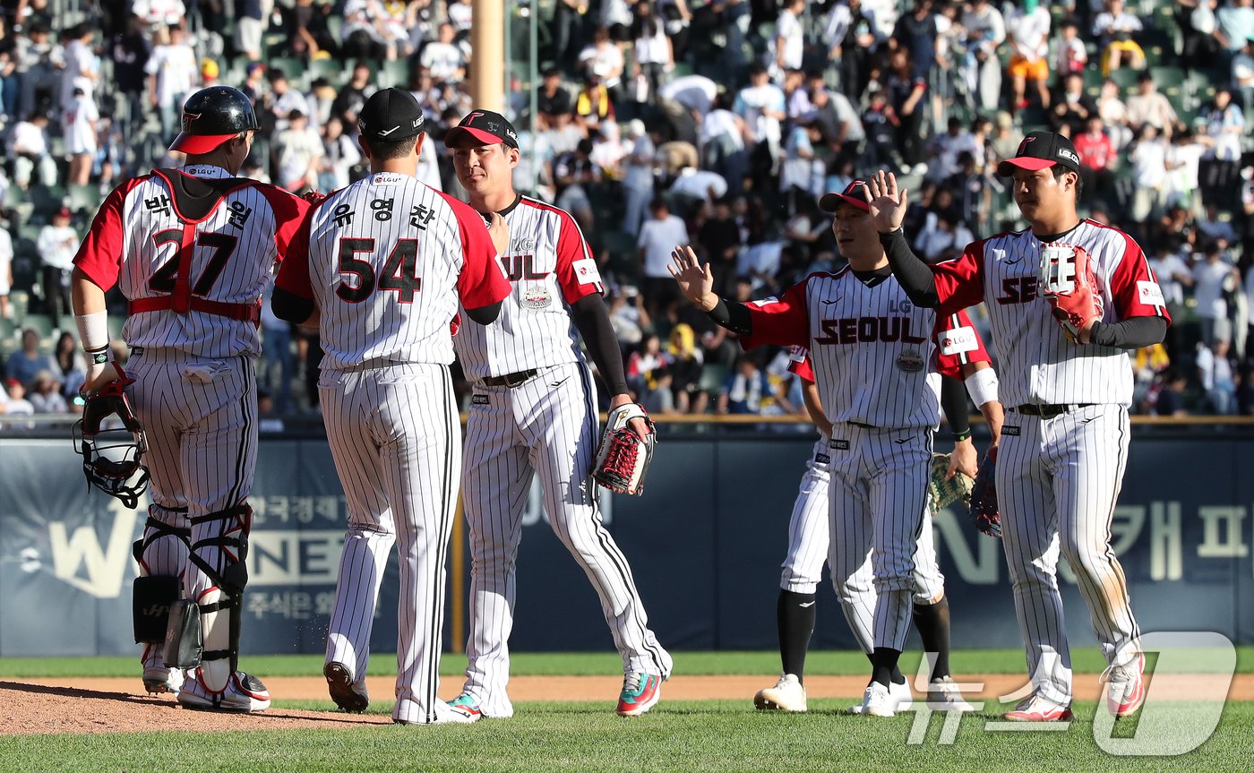 본문 이미지 - 22일 오후 서울 송파구 잠실야구장에서 열린 프로야구 '2024 신한 SOL 뱅크 KBO리그' 두산베어스와 LG트윈스의 경기에서 9대5로 승리한 LG 선수들이 기뻐하고 있다. 2024.9.22/뉴스1 ⓒ News1 이승배 기자