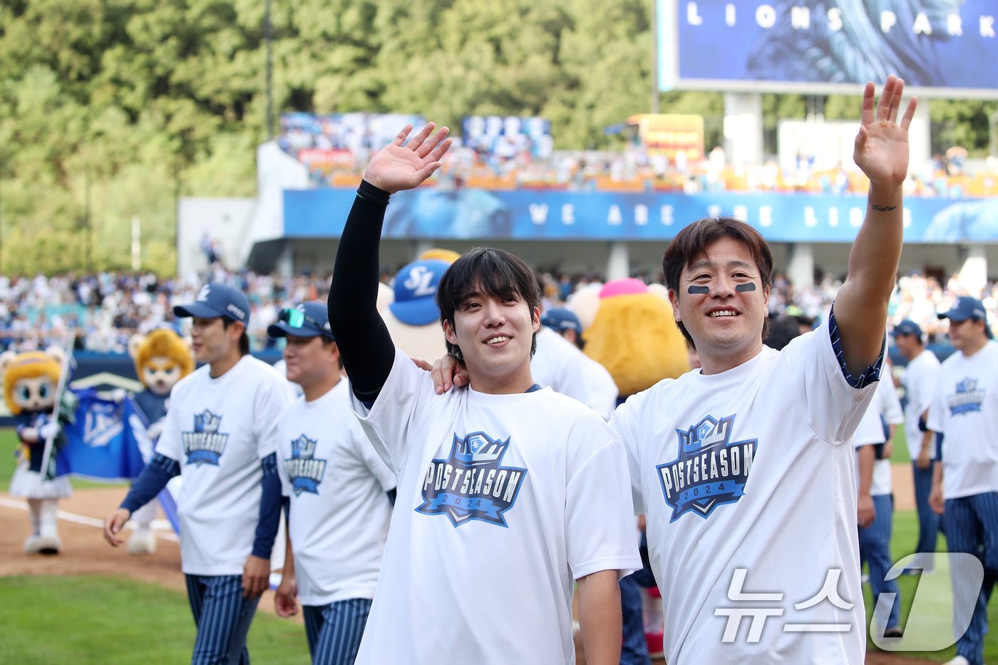 본문 이미지 - 22일 오후 대구 삼성라이온즈파크에서 열린 프로야구 '2024 신한 SOL 뱅크 KBO리그' 키움 히어로즈와 삼성 라이온즈의 경기, 삼성이 9대 8 승리를 거두며 정규리그 2위로 플레이오프 진출을 확정지은 뒤 원태인·강민호 배터리가 관중석을 향해 손을 흔들며 기뻐하고 있다. 2024.9.22/뉴스1 ⓒ News1 공정식 기자