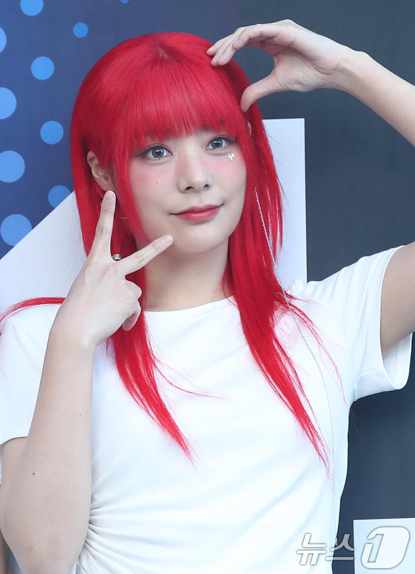 (서울=뉴스1) 권현진 기자 = QWER 시연이 22일 서울 송파구 잠실 학생체육관에서 열린 펩시 콘서트 '2024 PEPSI FESTA' 블루카펫 행사에 참석해 포즈를 취하고 있 …