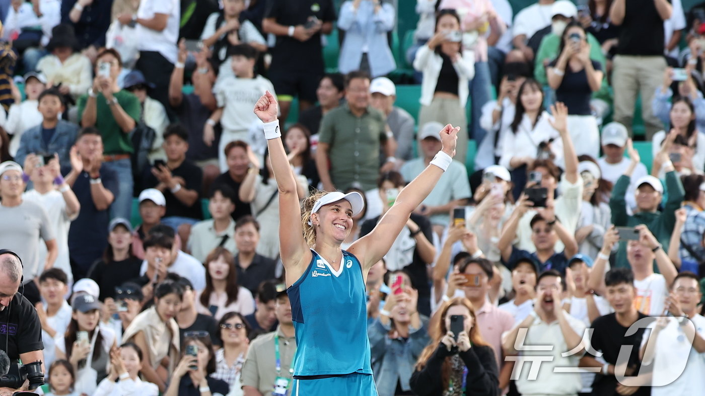 본문 이미지 - 브라질 베아트리츠 하다드 마이아가 22일 서울 송파구 올림픽공원 테니스경기장에서 열린 2024 여자프로테니스(WTA) 투어 하나은행 코리아오픈 단식 결승 러시아 다리아 카사트키나와의 경기에서 우승을 차지한 후 환호하고 있다. 2024.9.22/뉴스1 ⓒ News1 김성진 기자